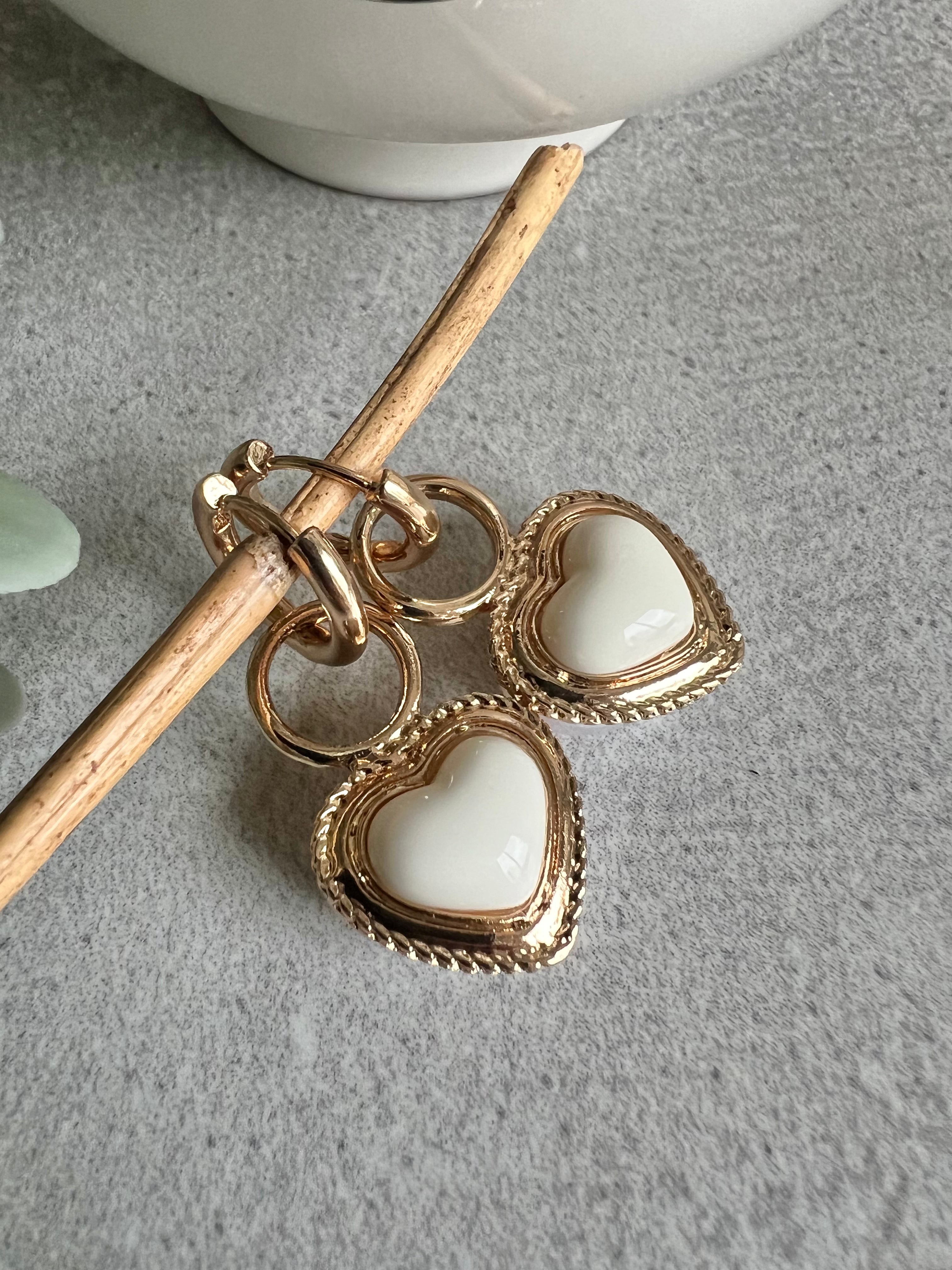 Boucles d’oreilles CHARISE cœurs bombés blancs attaches mini créoles - Créations Uniques