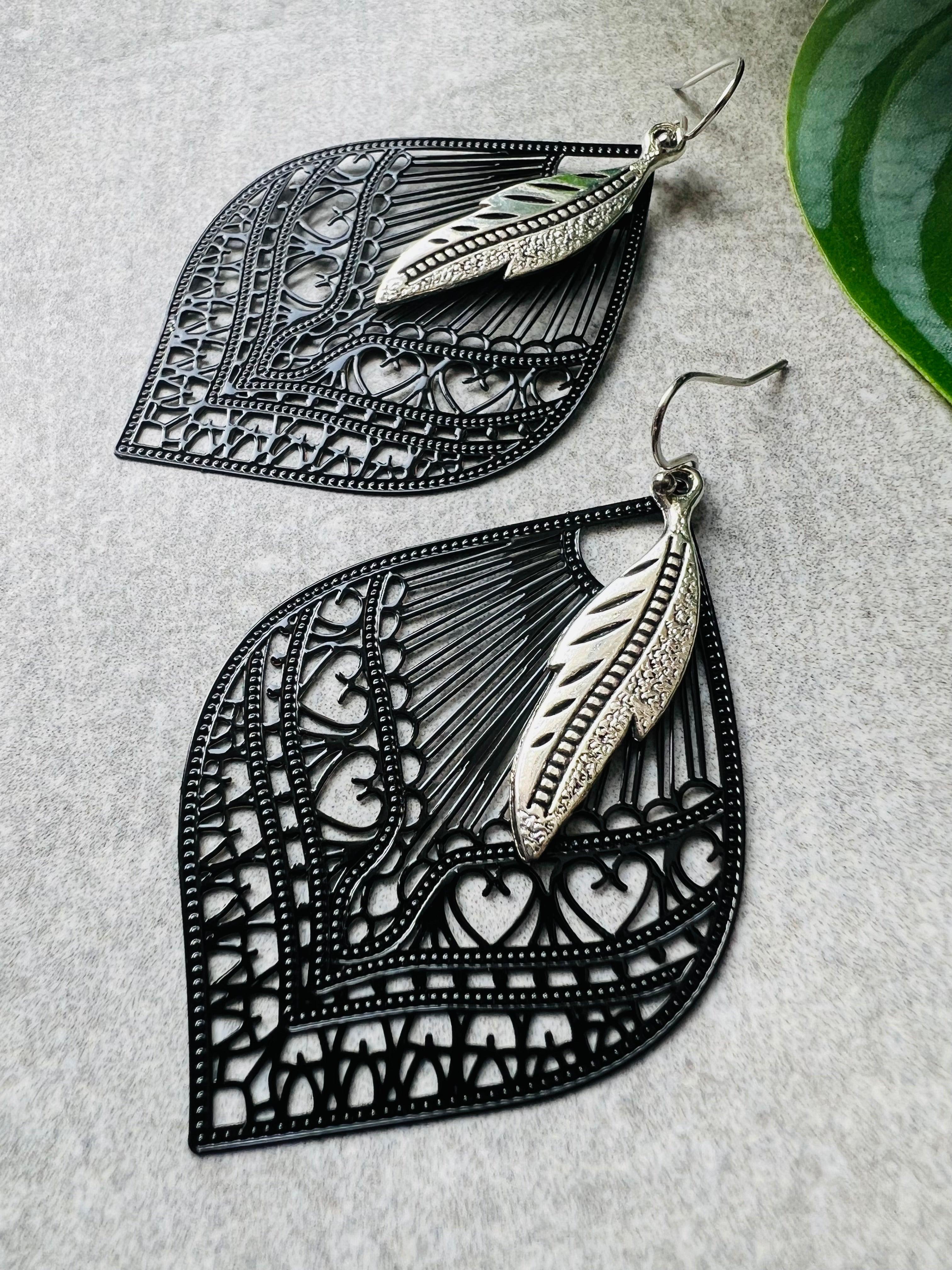 Boucles d’oreilles NINA gouttes noires et plumes argentées - Créations Uniques - Créations Uniques