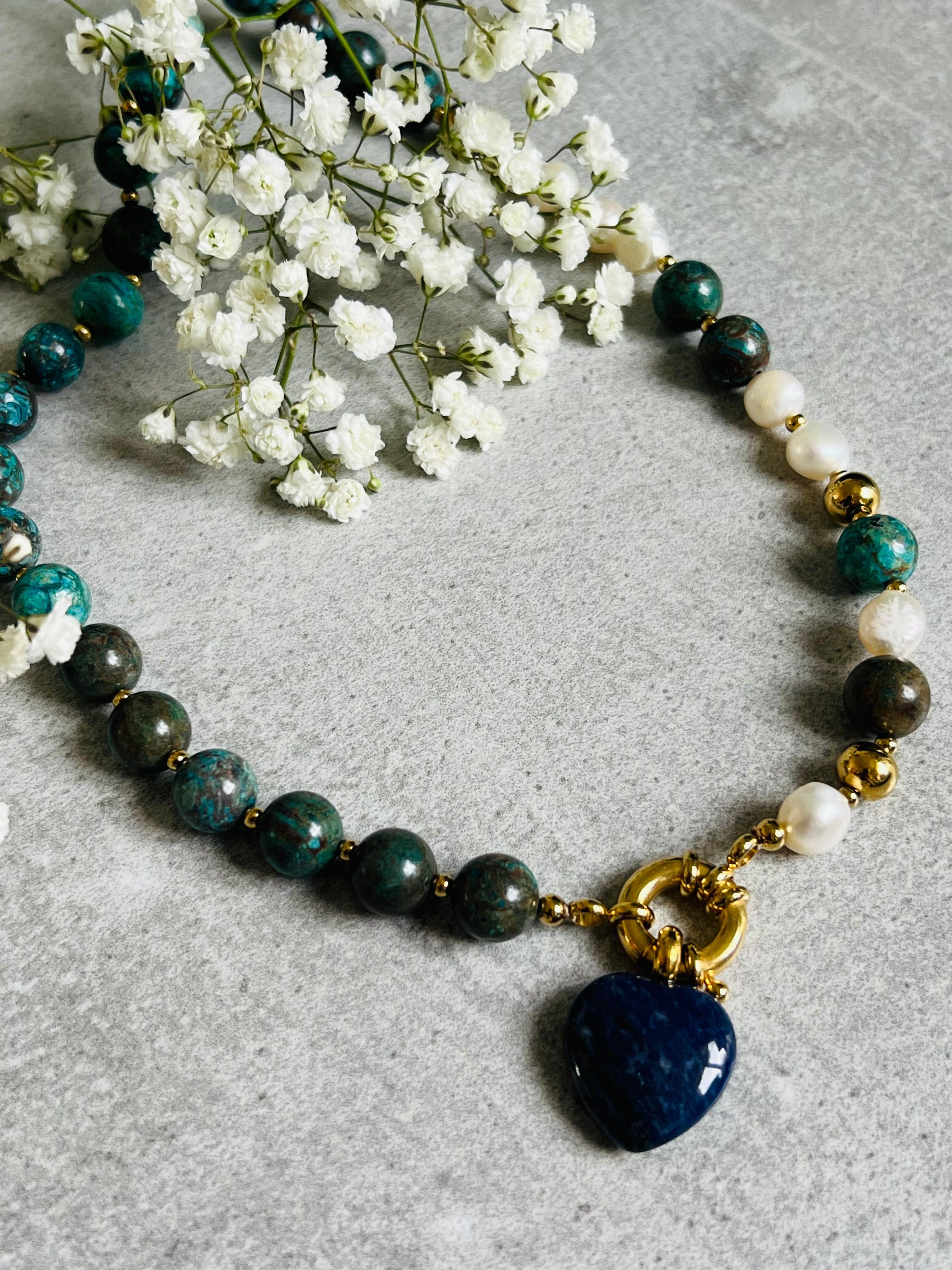 Collier asymétrique SO SWEET perles turquoises et blanches pendentif cœur bleu lapis - Créations Uniques