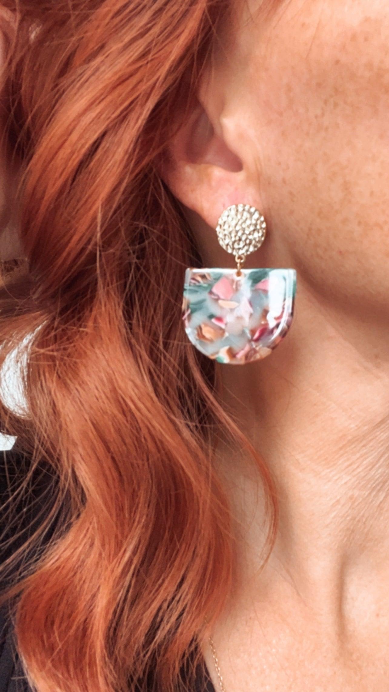 Boucles d’oreilles ANNE-CELINE résine rose bleue - Créations Uniques - Créations Uniques