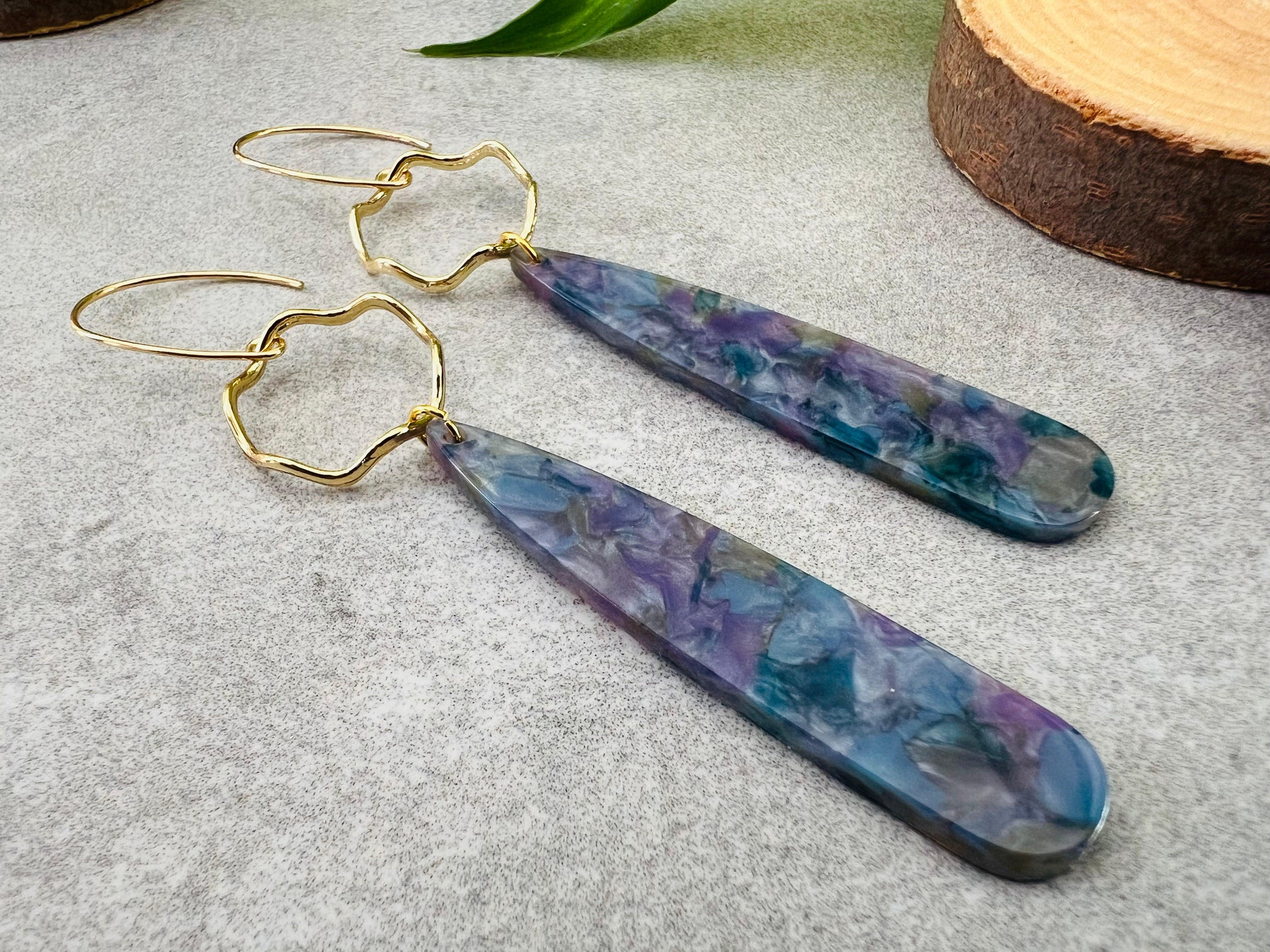 Boucles d’oreilles NATALEE longues gouttes résine bleu reflets violet - Créations Uniques - Créations Uniques