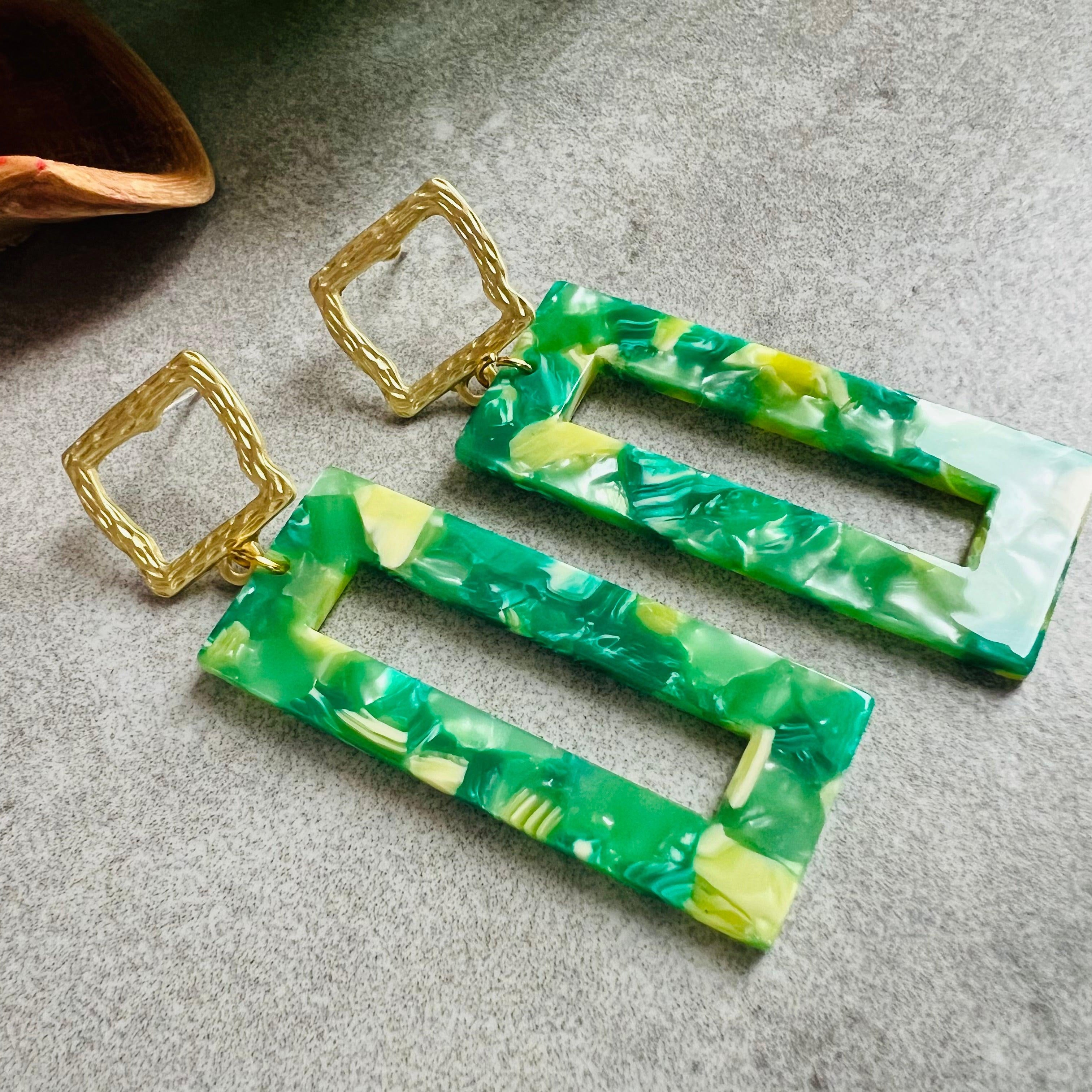 Boucles d’oreilles NOLWENN rectangles verts résine - Créations Uniques
