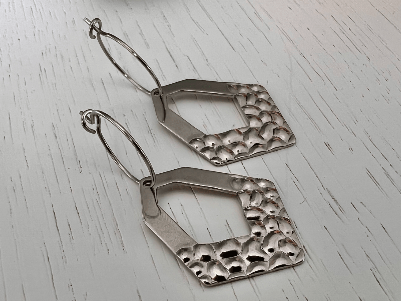 Boucles d’oreilles ROXANA polygone argenté martelé - Créations Uniques - Créations Uniques