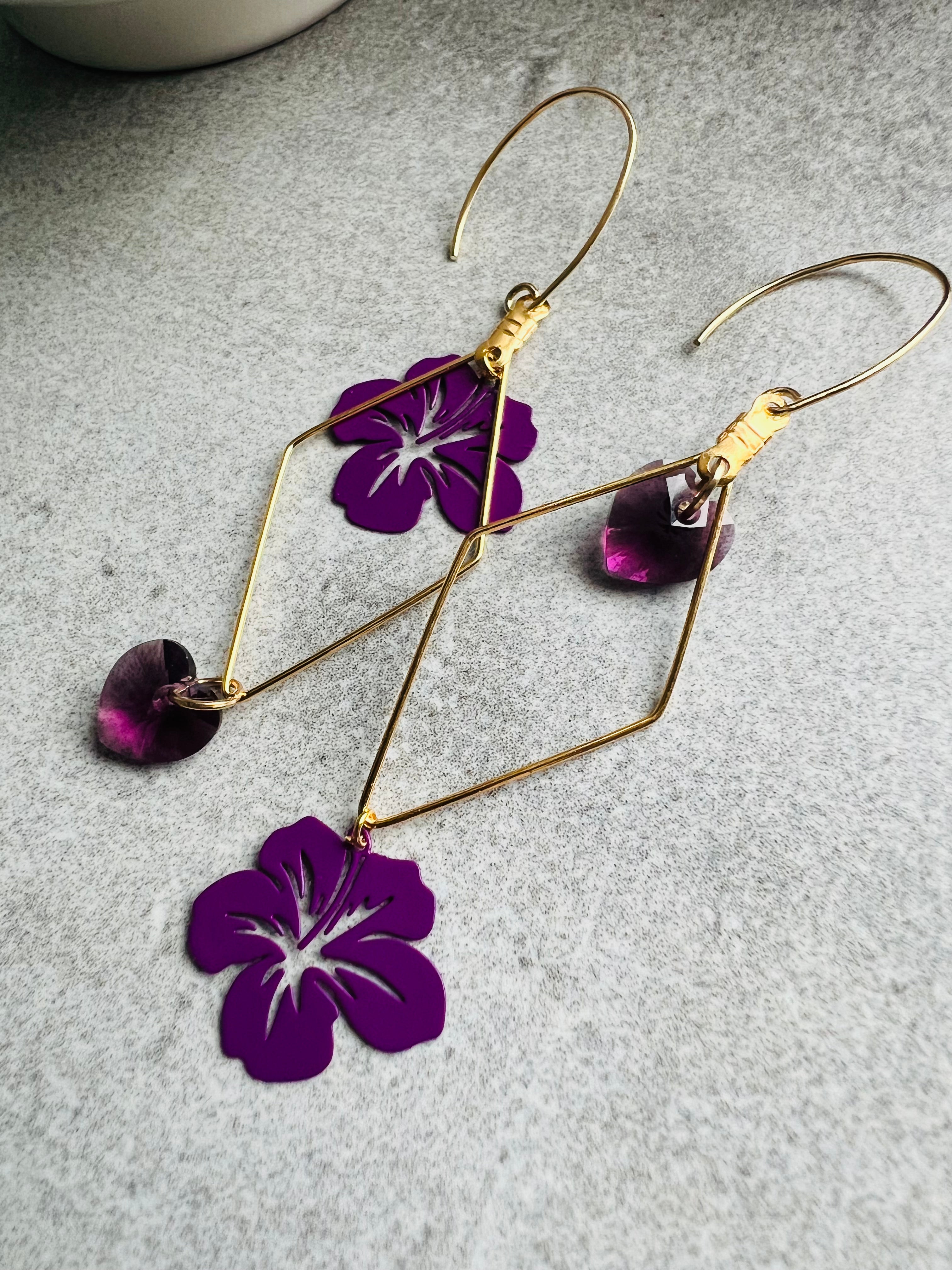 Boucles d’oreilles asymétriques AMBER cœurs cristal améthyste et fleurs hibiscus - Créations Uniques - Créations Uniques
