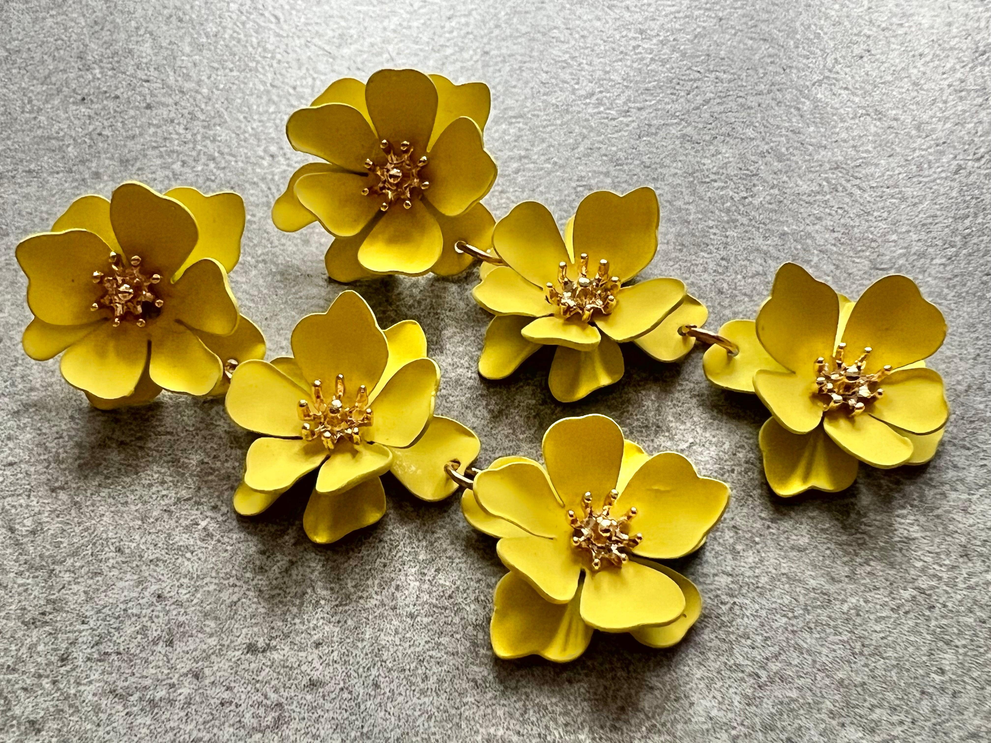 Boucles d’oreilles pendantes AXELLE - 3 fleurs métal jaunes - Créations Uniques