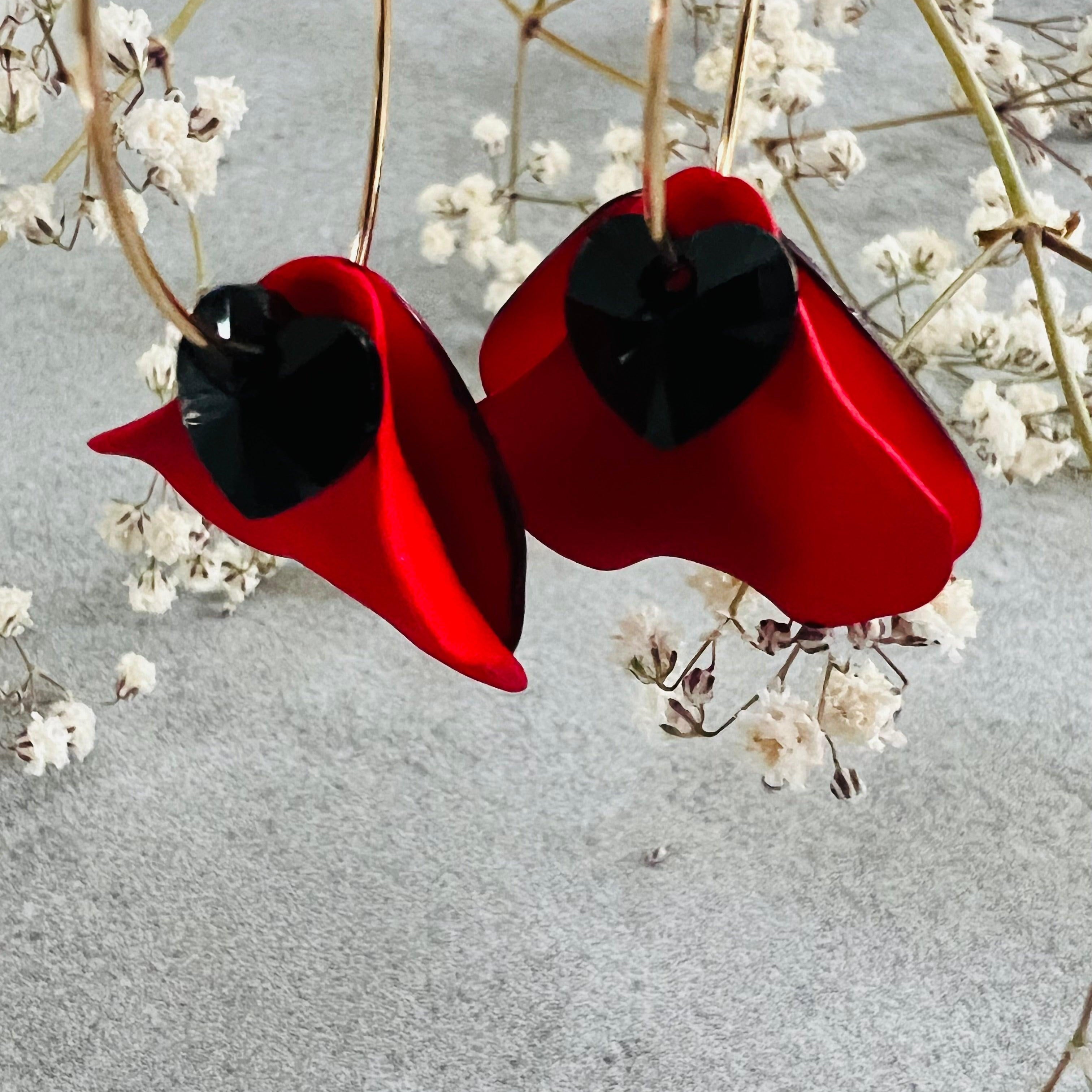 Boucles d’oreilles MARIELLE pétales rouges et cœurs cristal noirs - Créations Uniques - Créations Uniques