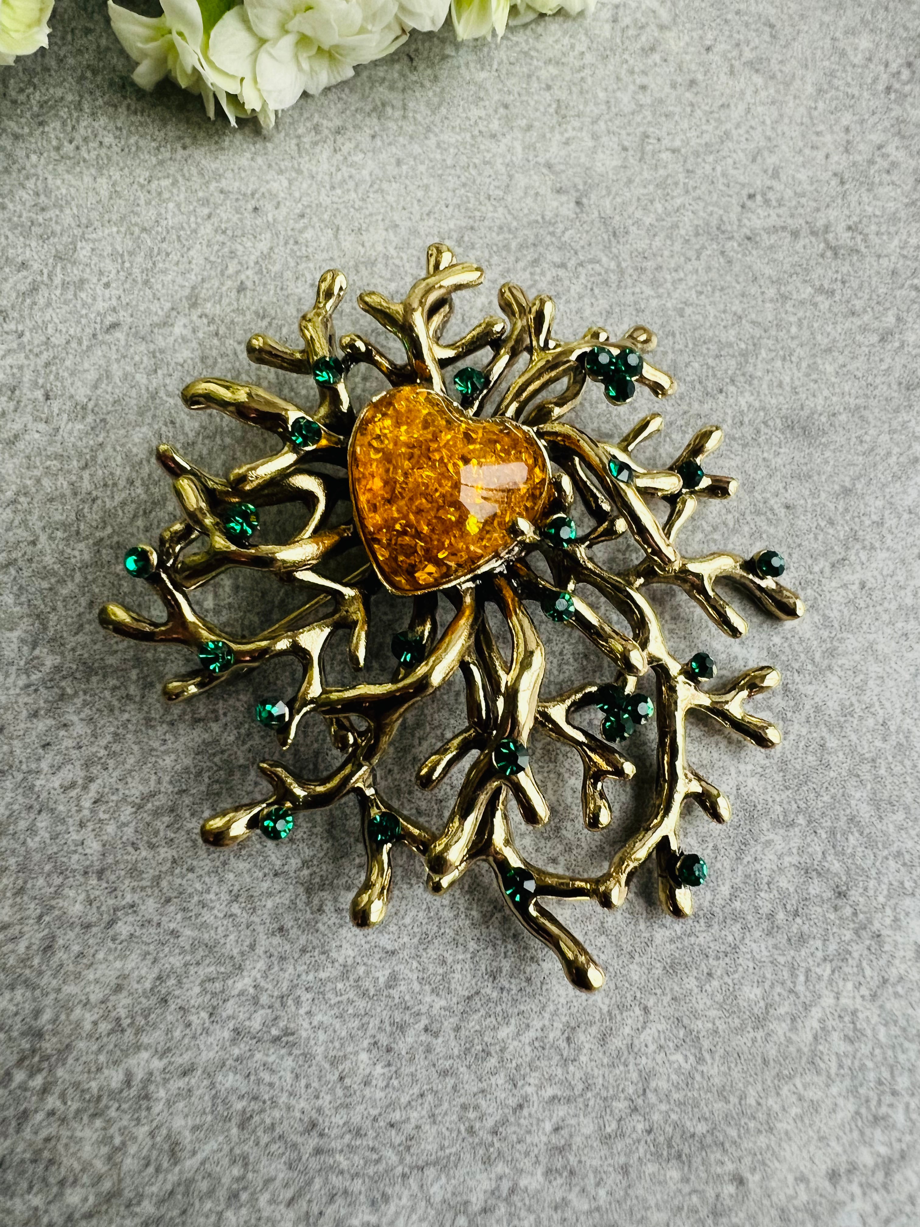 Broche NOEMI feuillage doré féerique strass émeraude et ambre - Créations Uniques