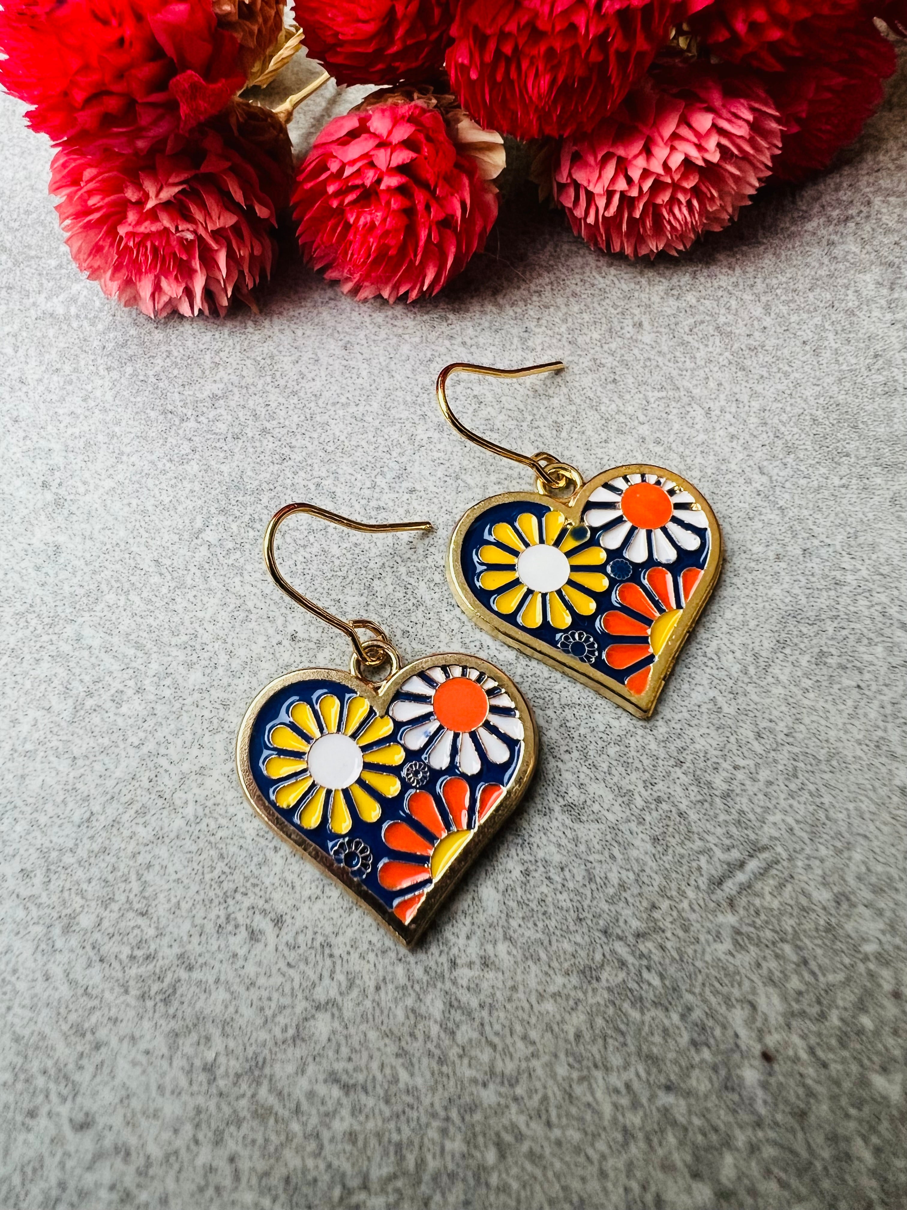 Boucles d’oreilles CLÉMENCE petits cœurs motifs fleurs marguerites - Créations Uniques - Créations Uniques