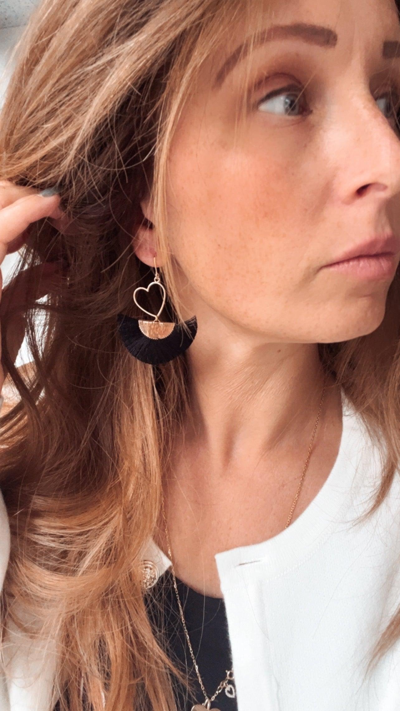 Boucles d’oreilles MARYLAUR cœurs dorés et éventail noir - Créations Uniques - Créations Uniques