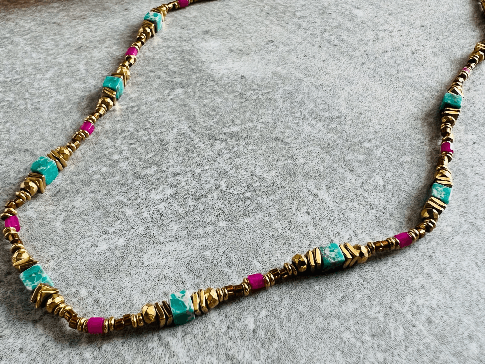 Collier KHIRA perles touche framboise - Créations Uniques