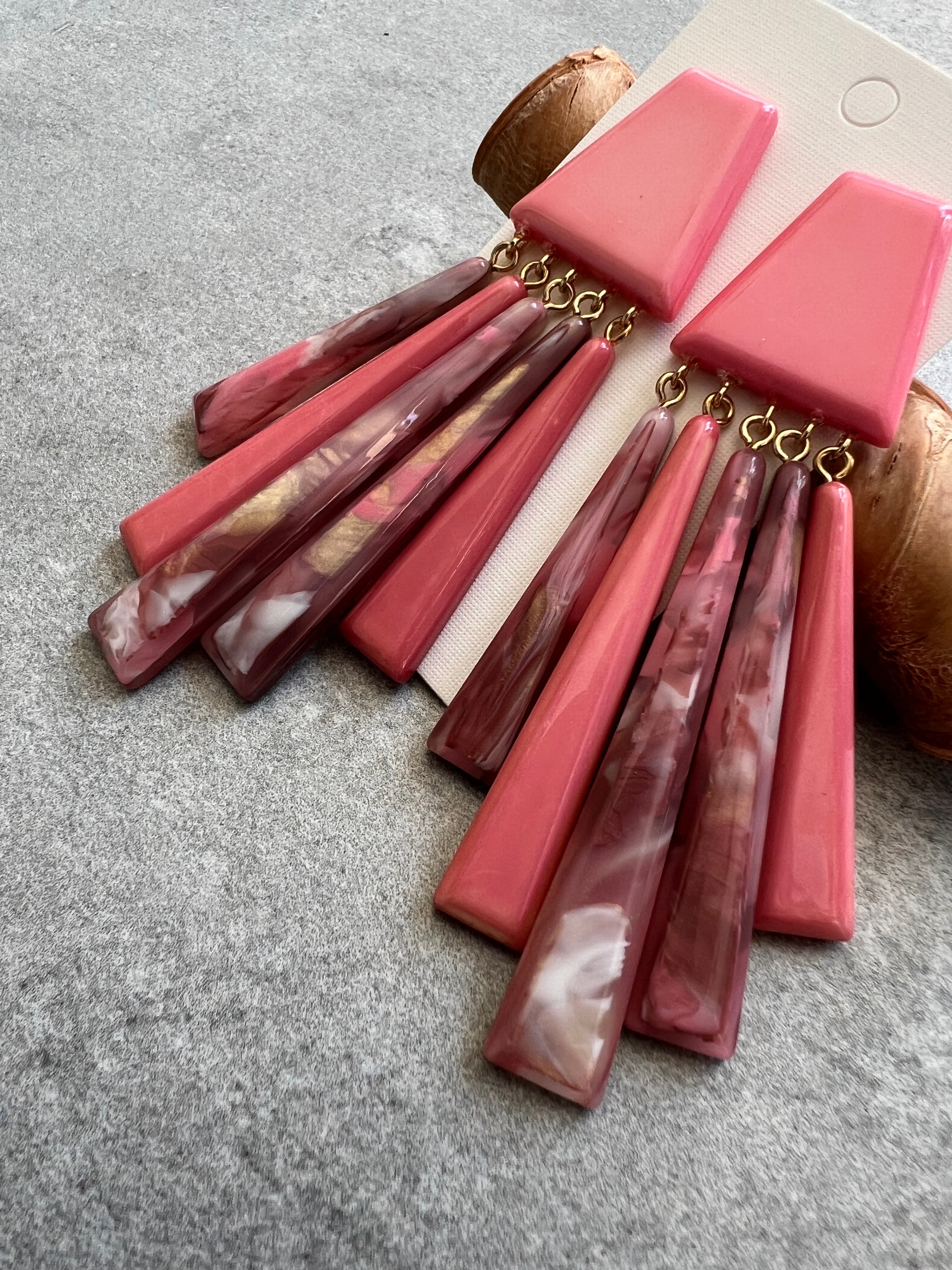 Boucles d’oreilles KATHLEEN grande modèle rose résine - Créations Uniques