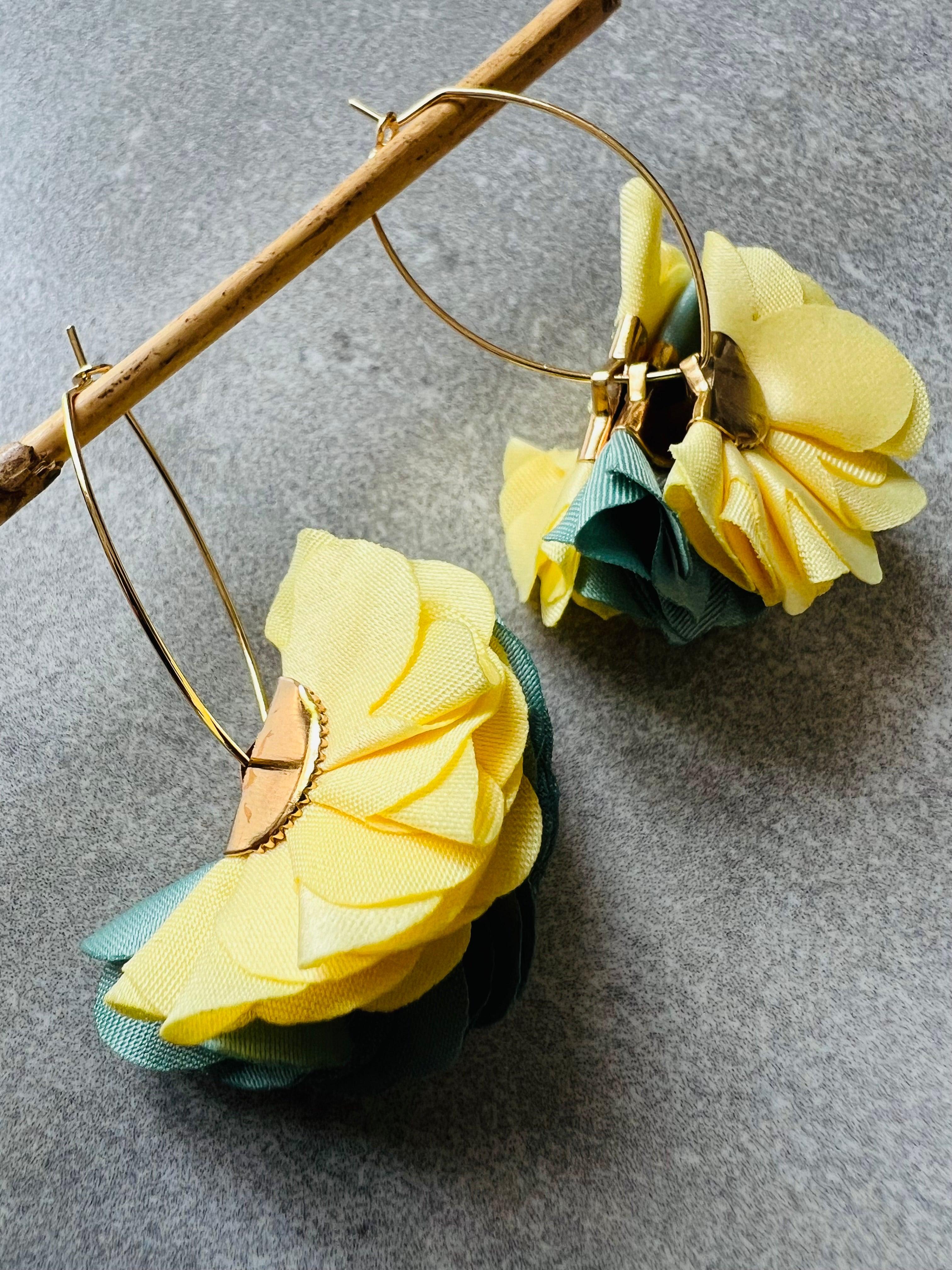 Boucles d’oreilles anneaux ovales SHEILA pampilles tissu jaune et vert - Créations Uniques - Créations Uniques