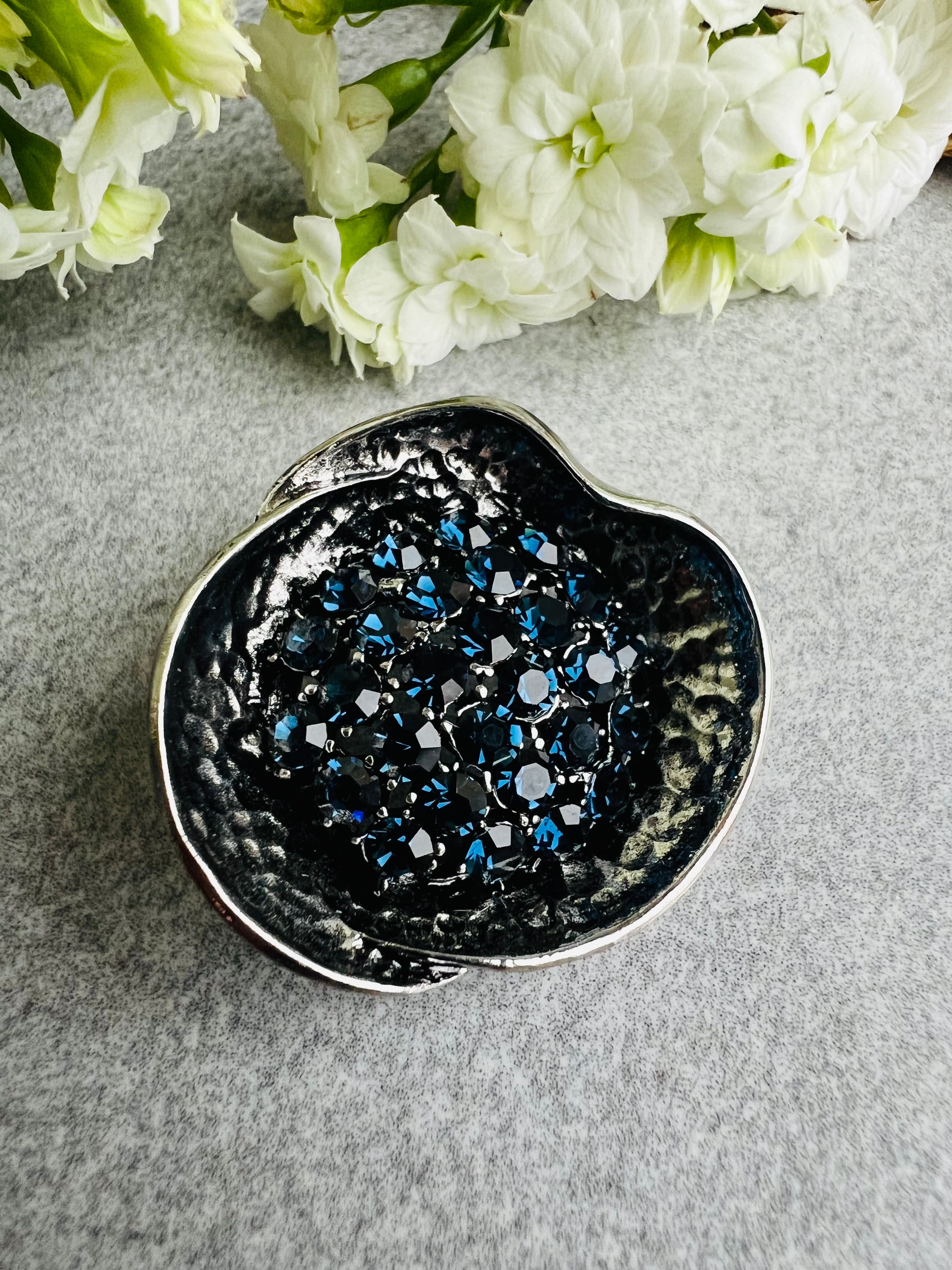 Broche BETTINA style classique strass bleu marine - Créations Uniques