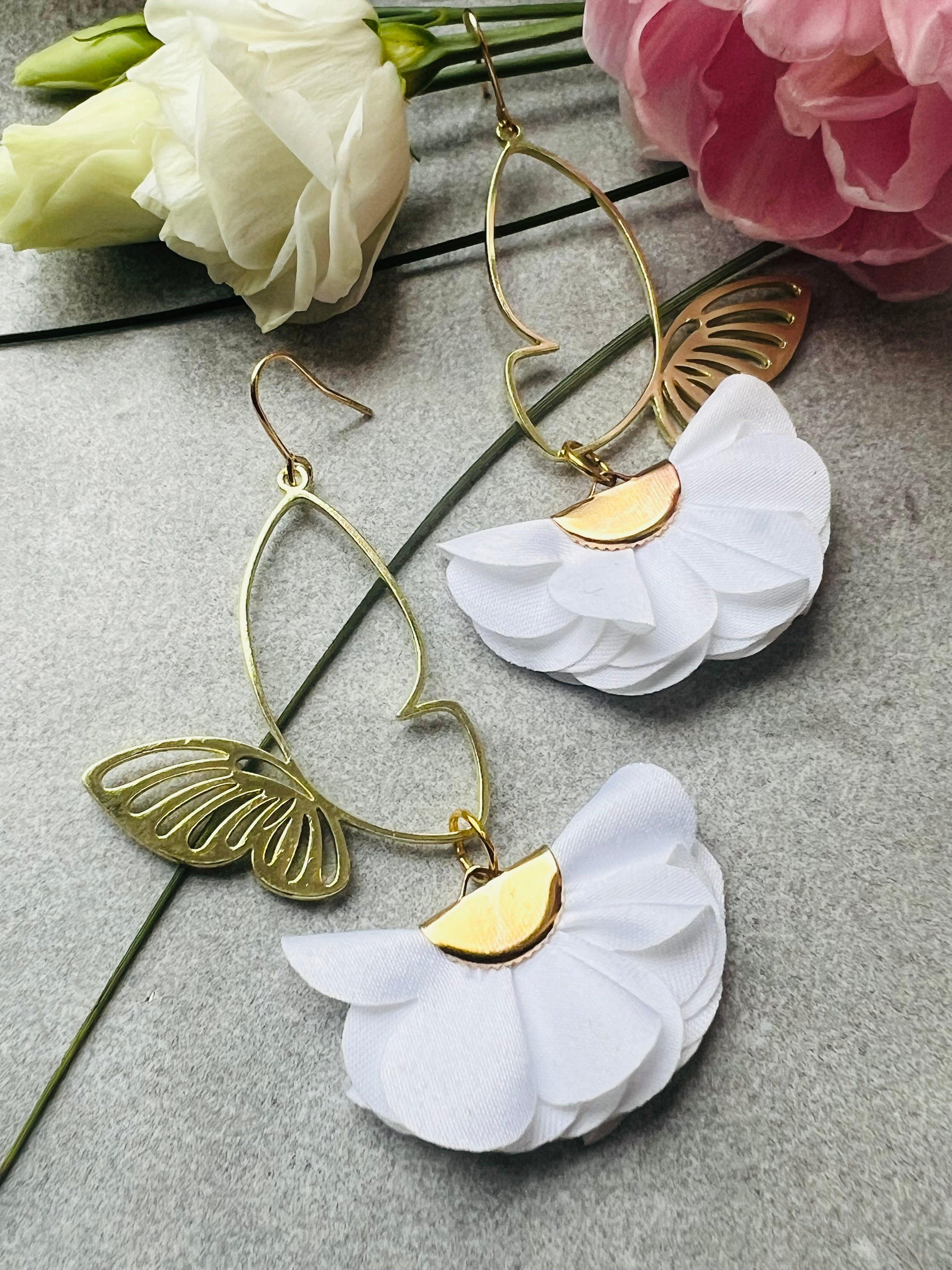 Boucles d’oreilles SUZETTE papillons dorés et pampilles tissu blanc - Créations Uniques - Créations Uniques
