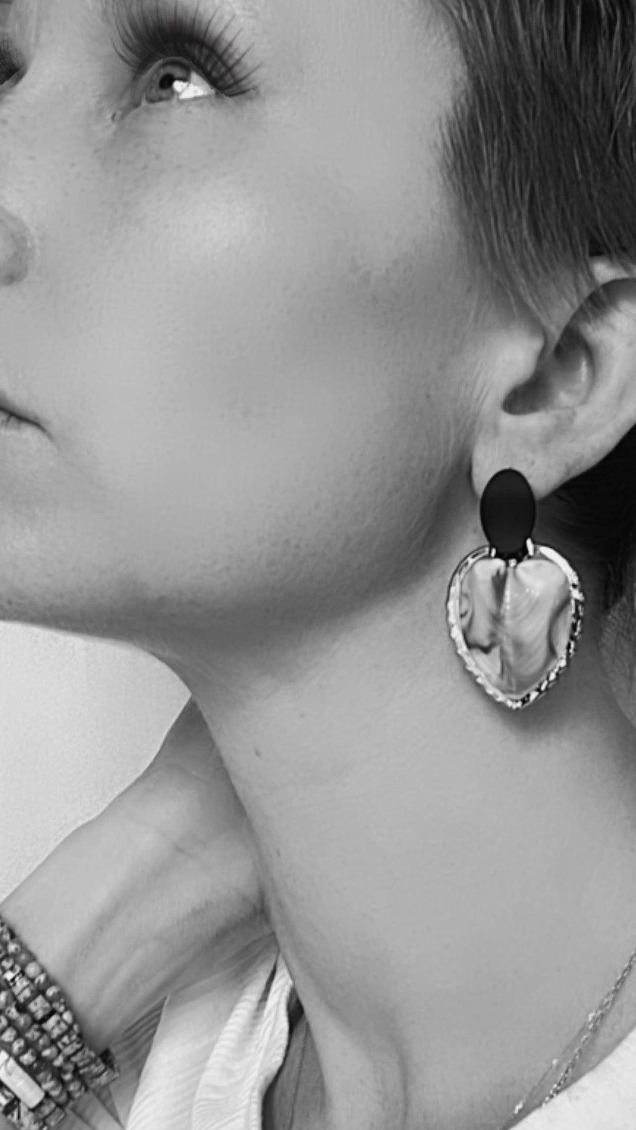 Boucles d’oreilles JOANE coquillages beiges légers et clous noirs - Créations Uniques - Créations Uniques