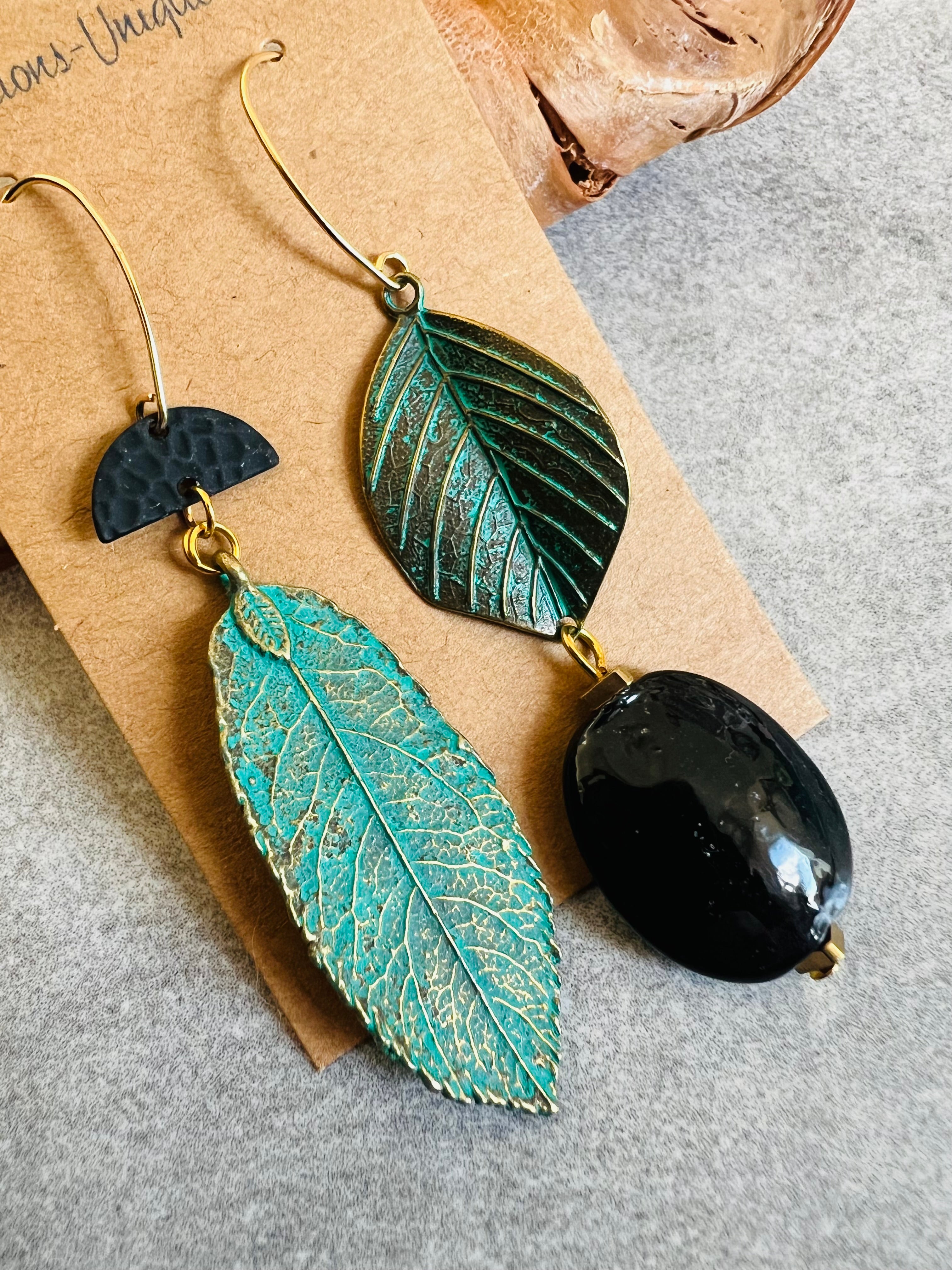 Boucles d’oreilles MARIJAM feuilles asymétriques et perles, style bohème - Créations Uniques - Créations Uniques