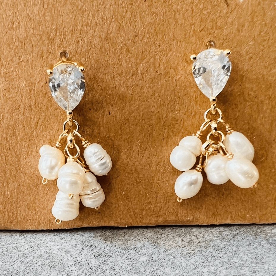 Boucles d’oreilles courtes KALEE perles eau douce blanc nacré clous brillants - Créations Uniques