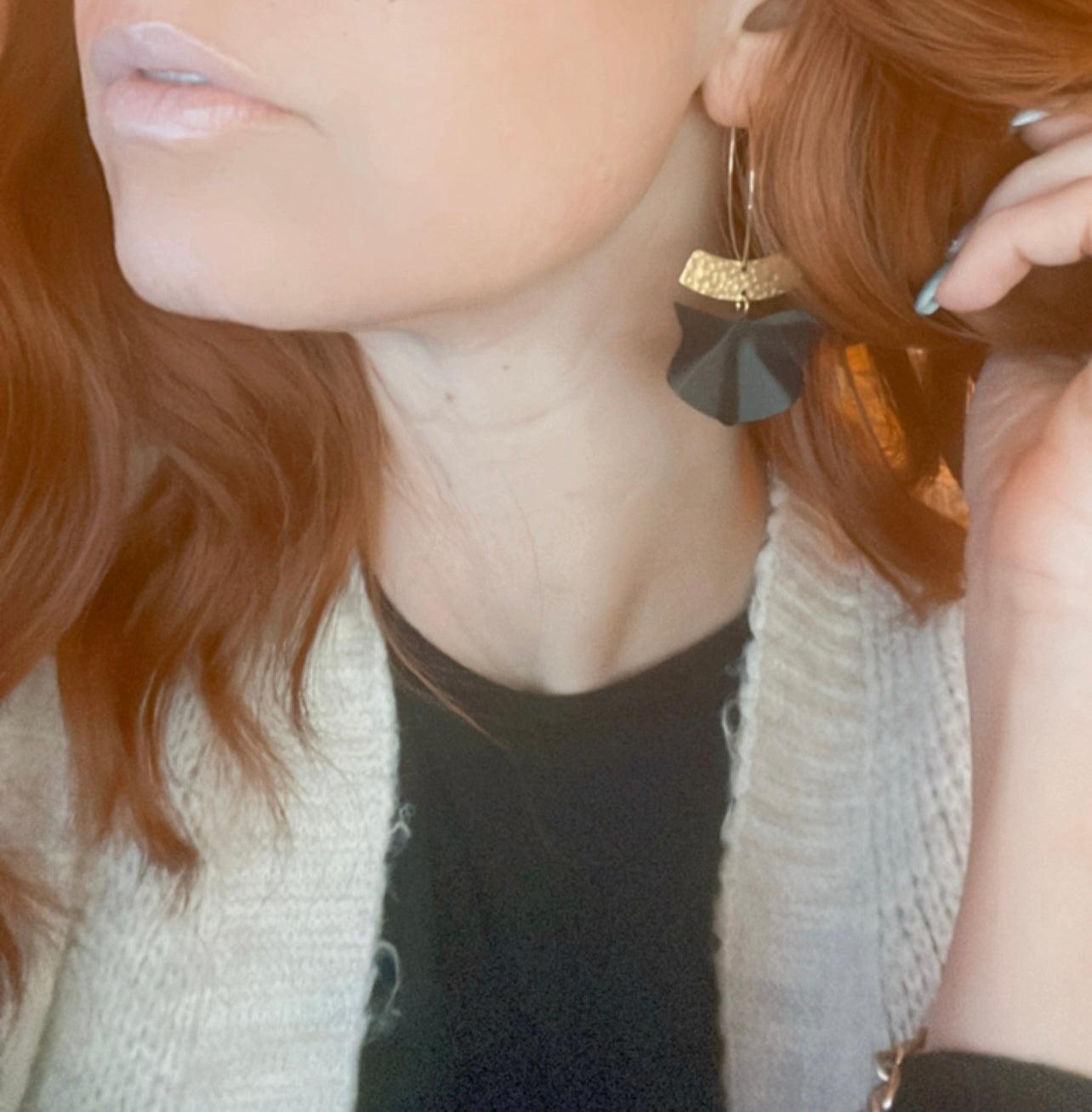 Boucles d’oreilles GWENAËLLE éventail noir intense - Créations Uniques - Créations Uniques