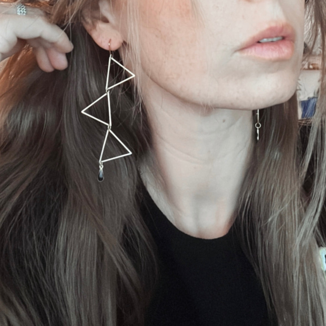 Boucles d’oreilles MANON triangles laiton et mini gouttes noires - Créations Uniques - Créations Uniques