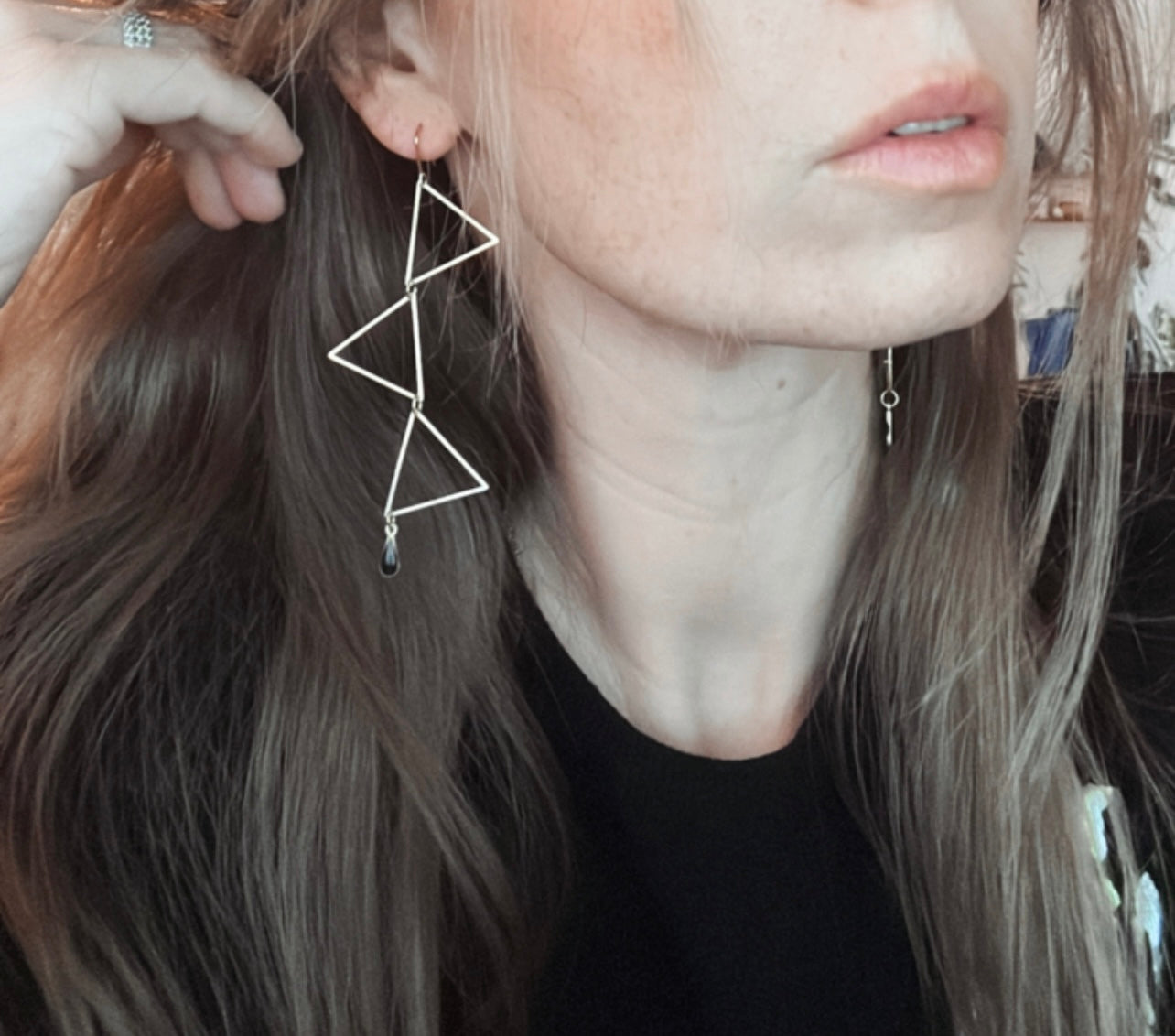 Boucles d’oreilles MANON triangles laiton et mini gouttes noires - Créations Uniques - Créations Uniques