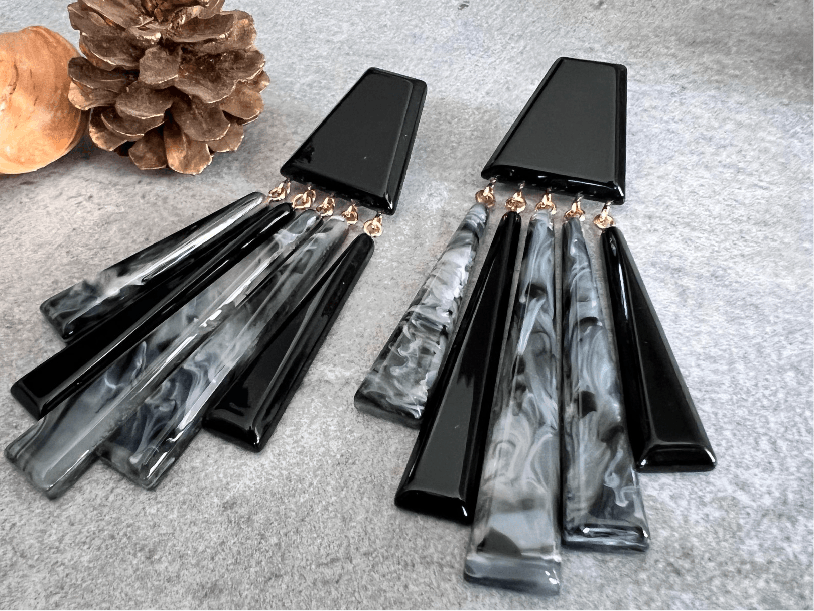 Boucles d’oreilles KATHLEEN résine noir gris - Créations Uniques