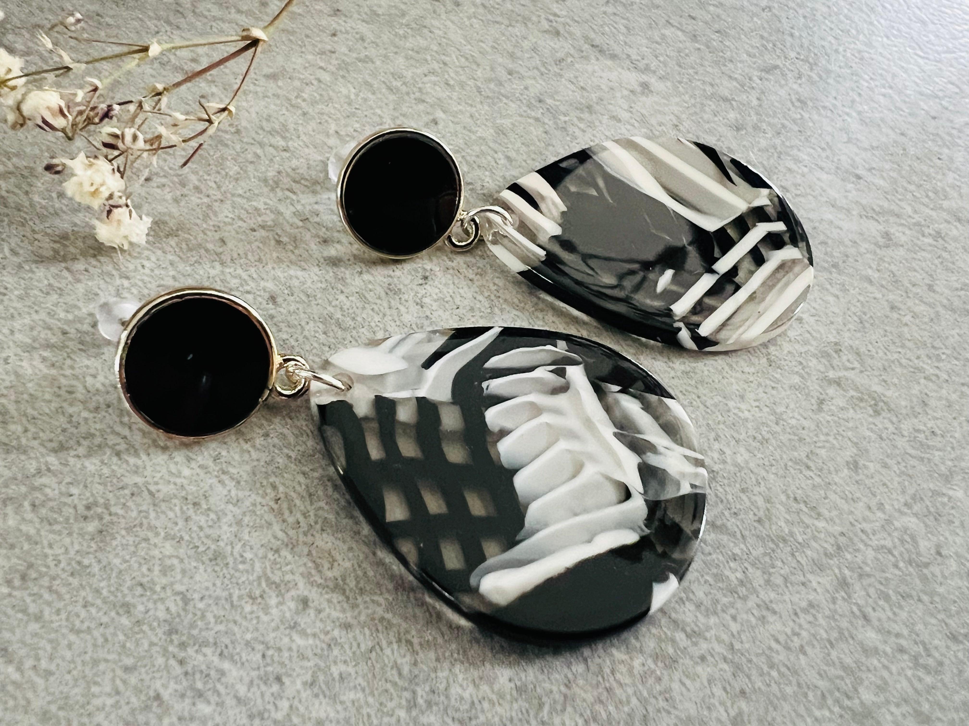 Boucles d’oreilles AUGUSTINE gouttes resine noir et blanc - Créations Uniques - Créations Uniques