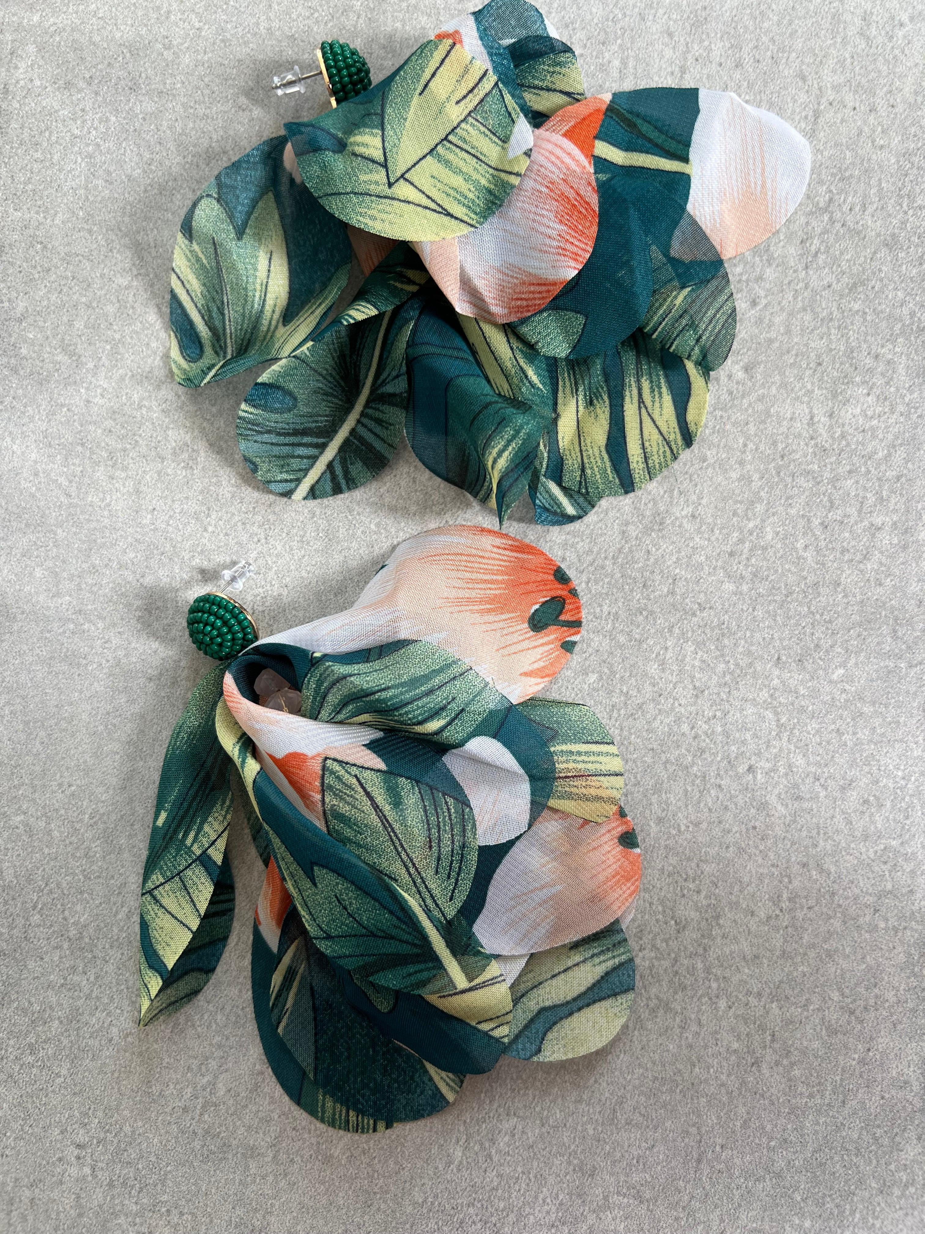 Boucles d’oreilles ALESSANDRA tissu motif fleuri vert - Créations Uniques