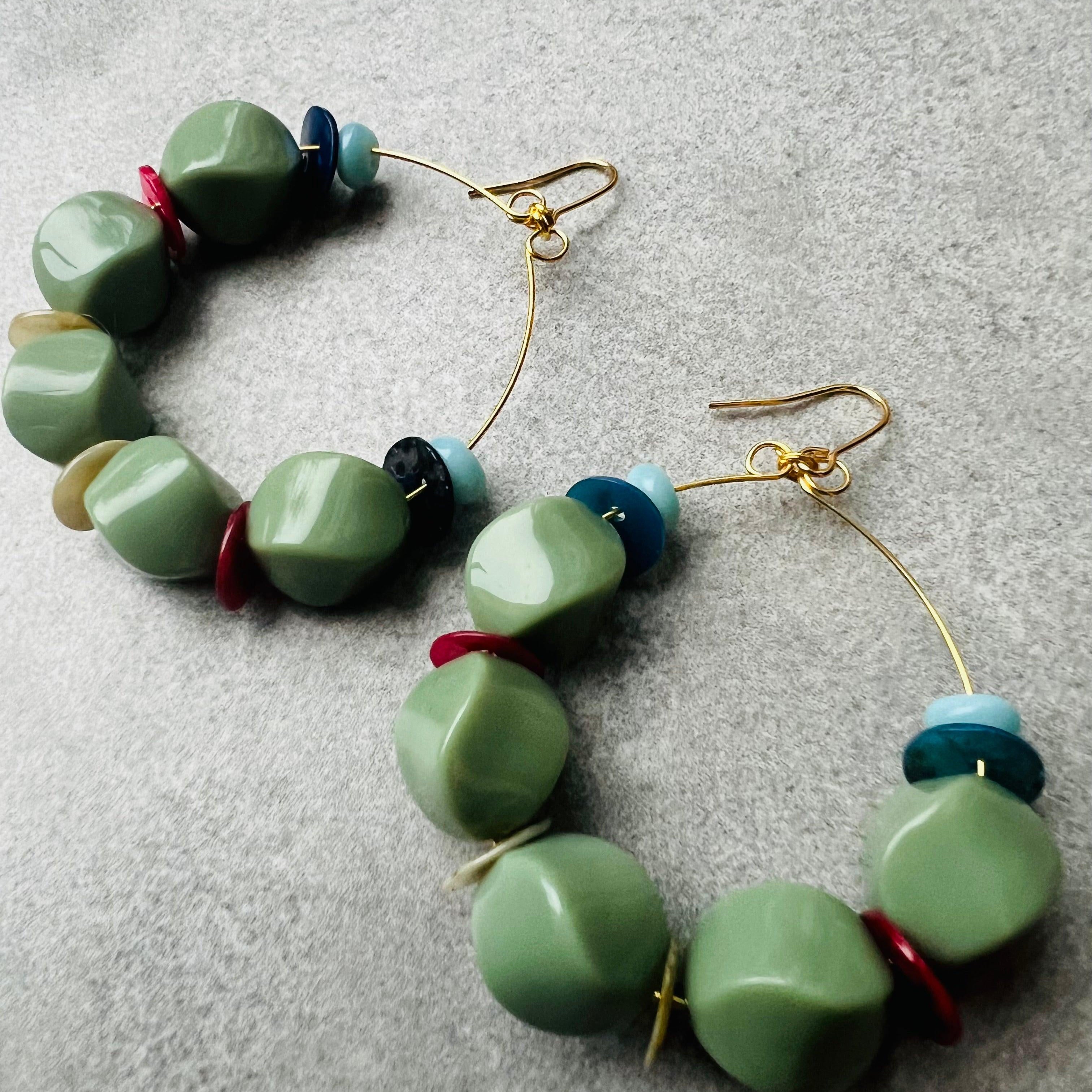 Boucles d’oreilles ROSALIE perles vertes et boutons de nacre colorés - Créations Uniques - Créations Uniques