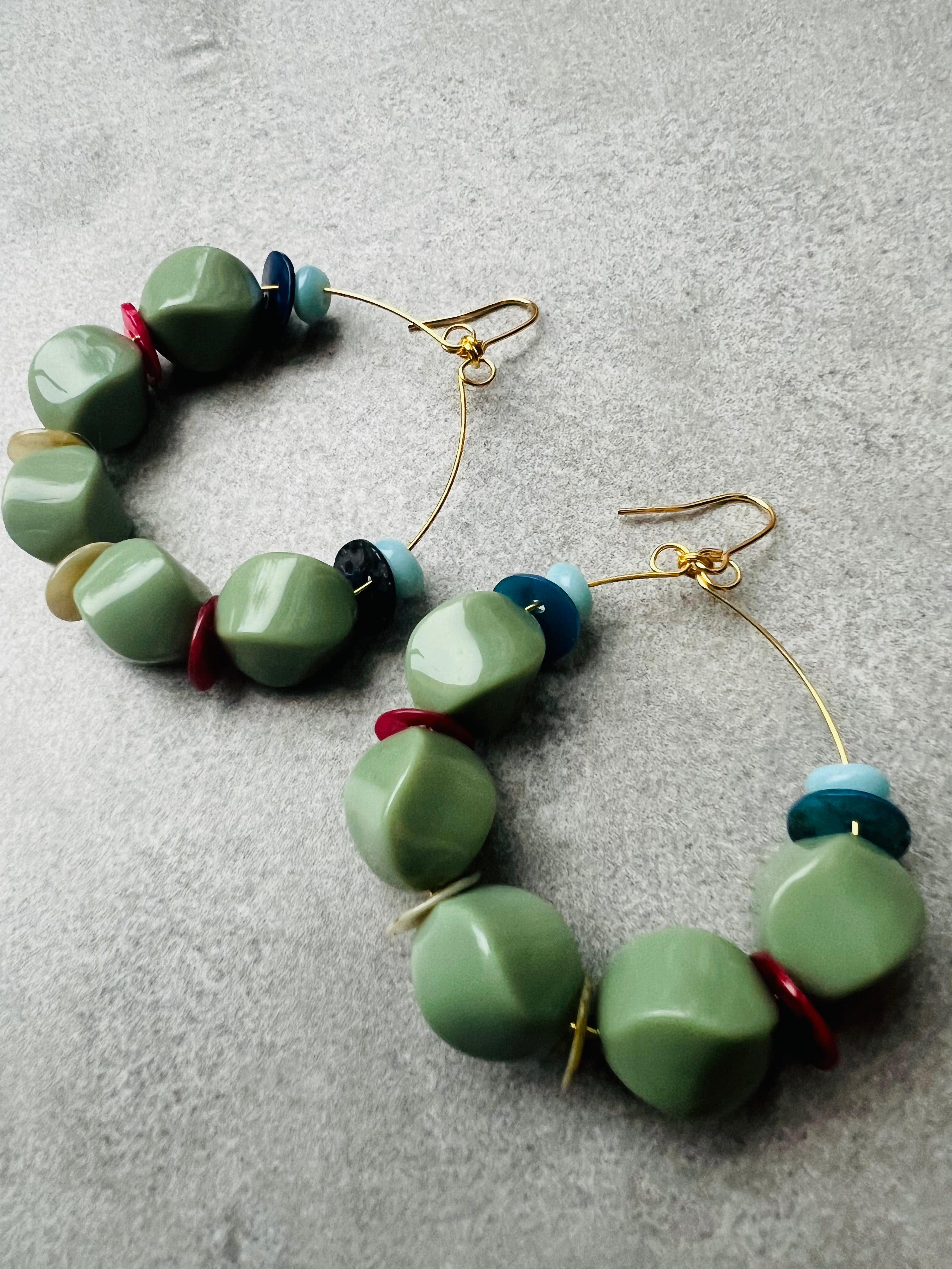 Boucles d’oreilles ROSALIE perles vertes et boutons de nacre colorés - Créations Uniques - Créations Uniques