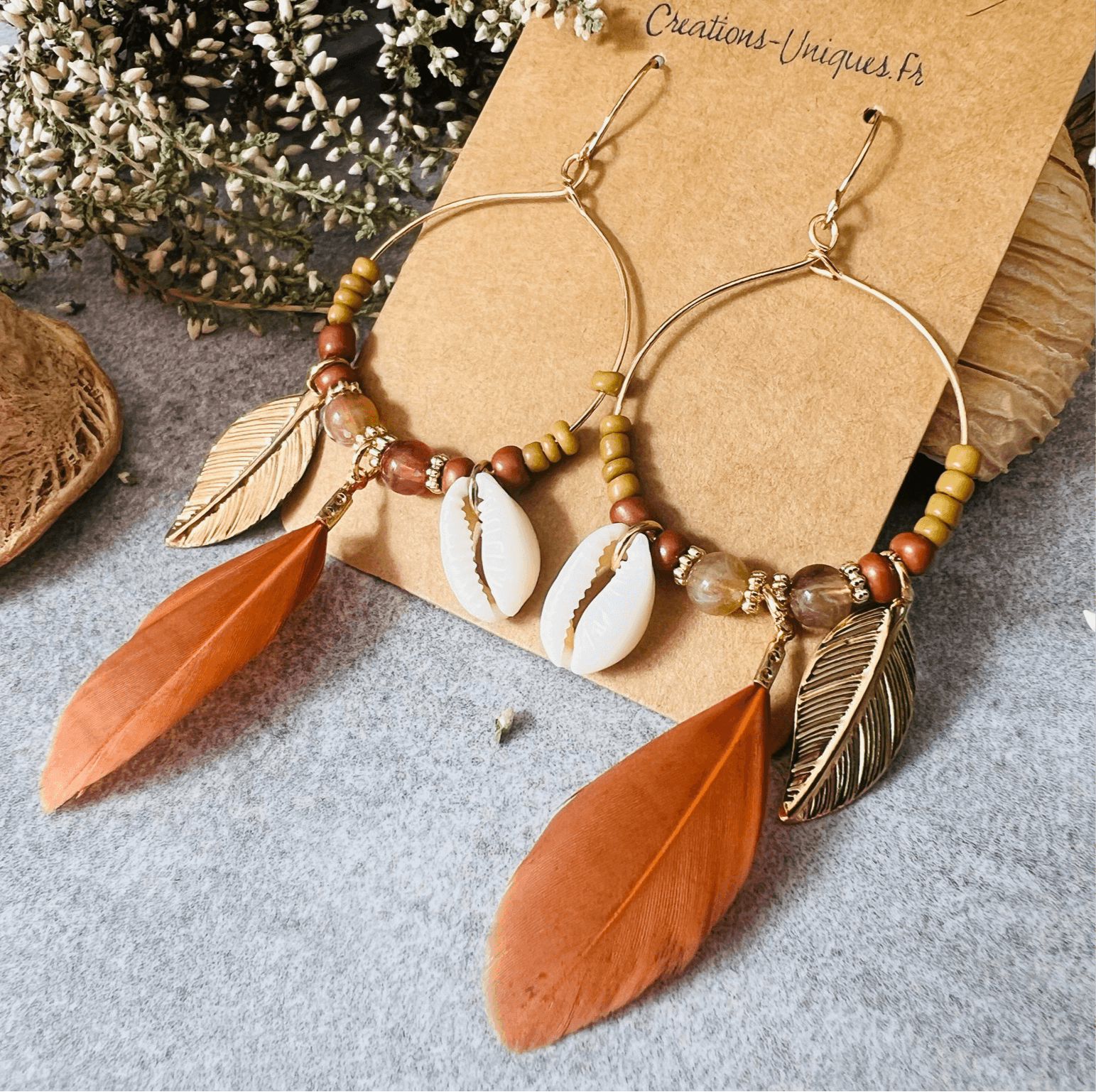 Boucles d’oreilles DAKOTA coquillages grain de café, perles et plumes marrons - Créations Uniques - Créations Uniques