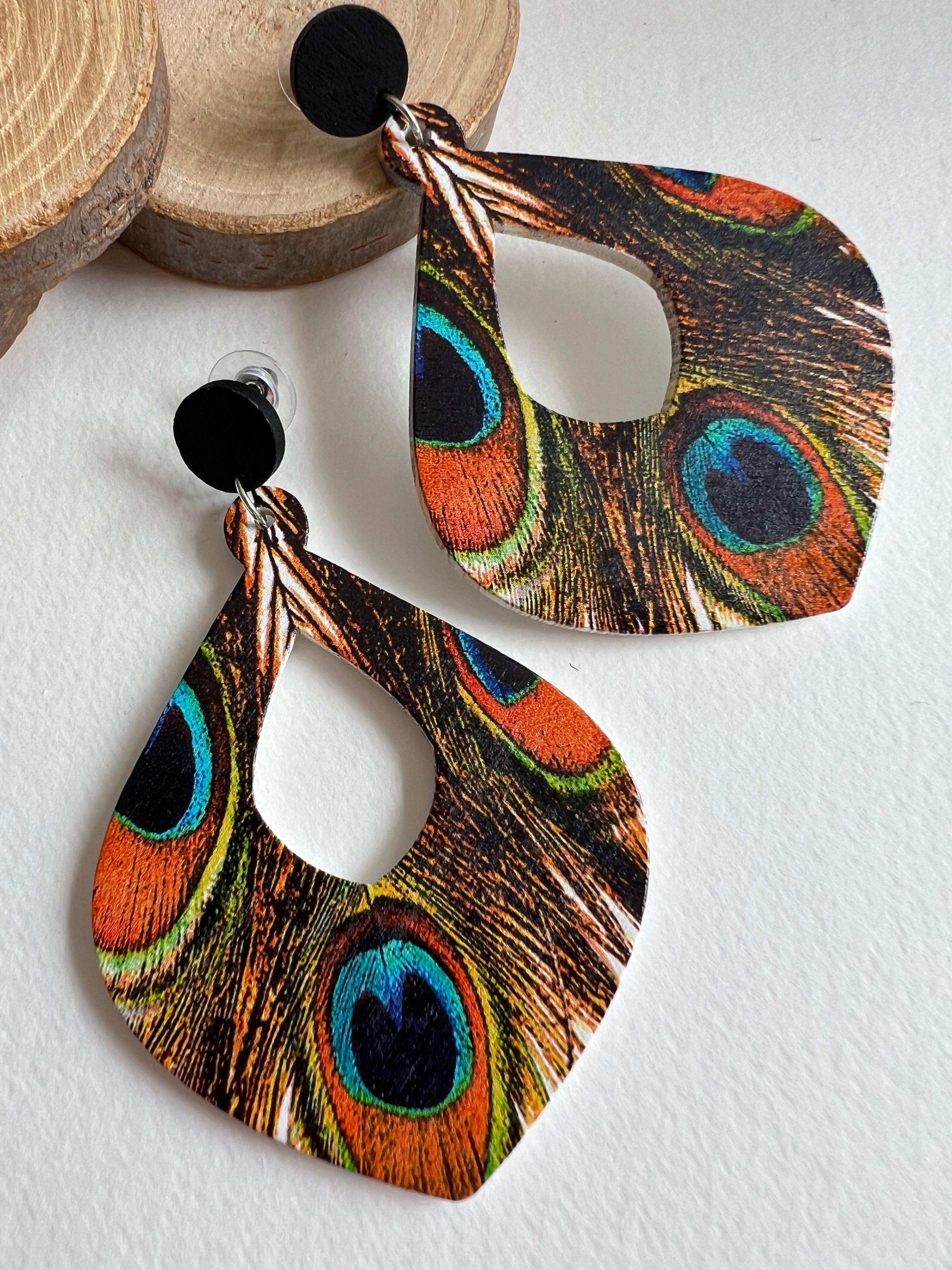 Boucles d’oreilles MADINA gouttes bois motif plumes paons - Créations Uniques