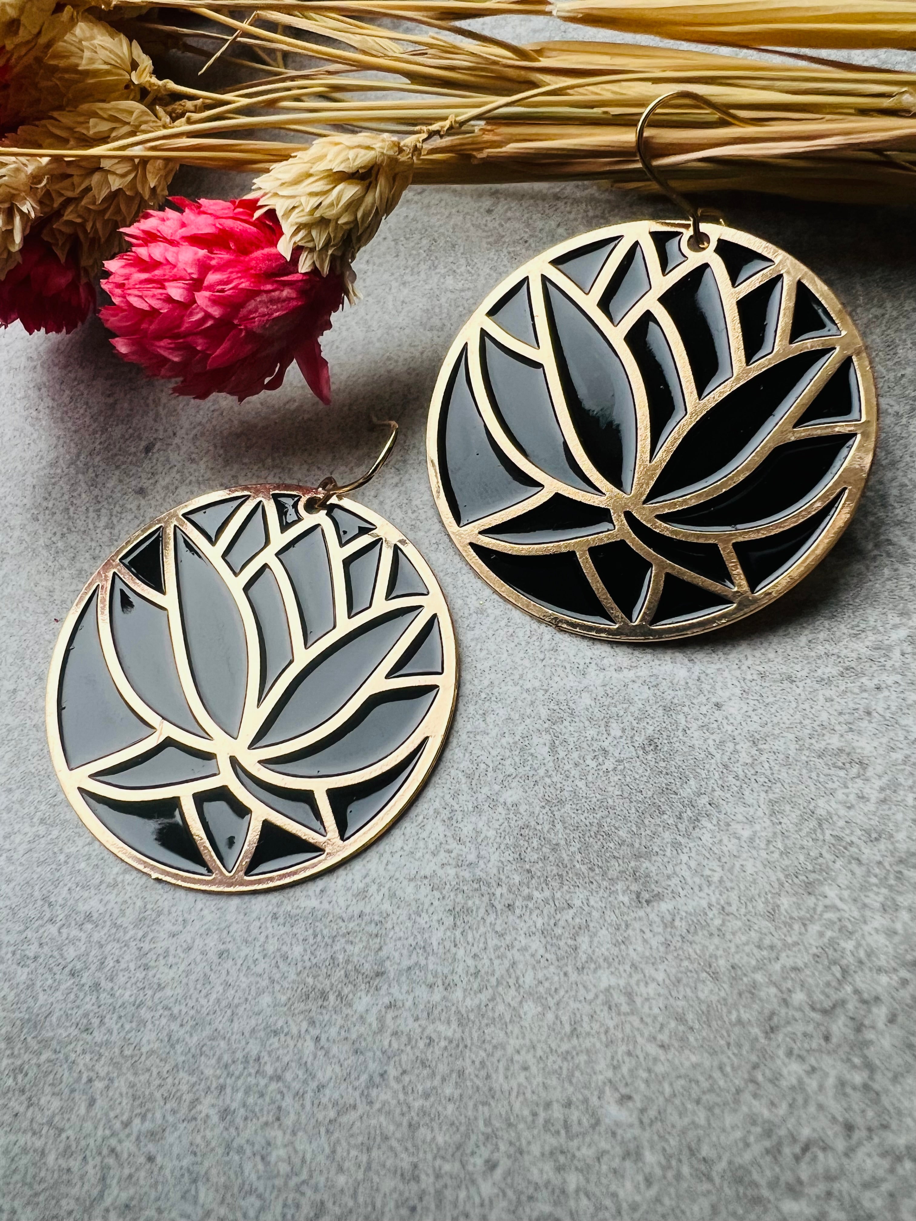 Boucles d’oreilles ALLYN lotus dorés fond noir - Créations Uniques - Créations Uniques