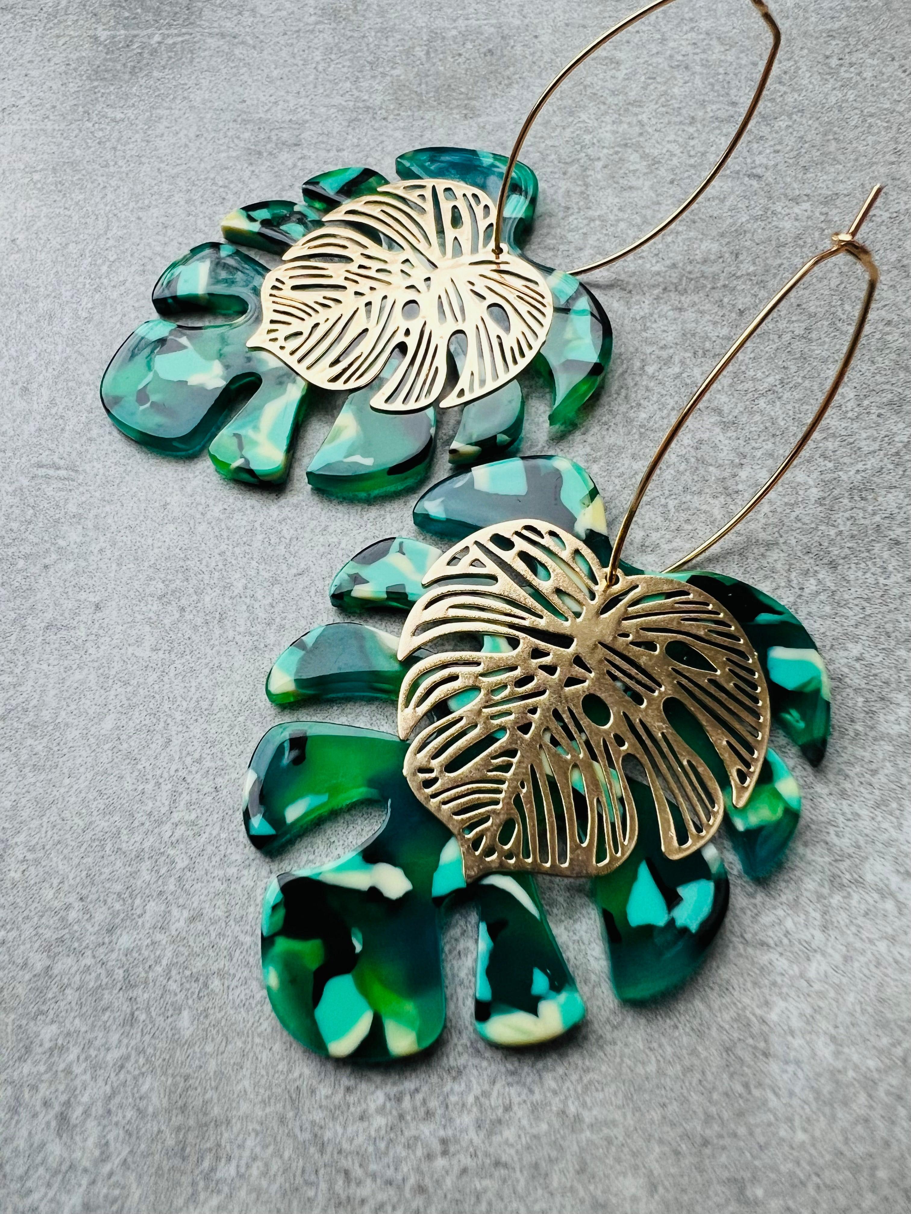 Boucles d’oreilles MADELINE feuilles tropicales vertes et dorées - Créations Uniques - Créations Uniques