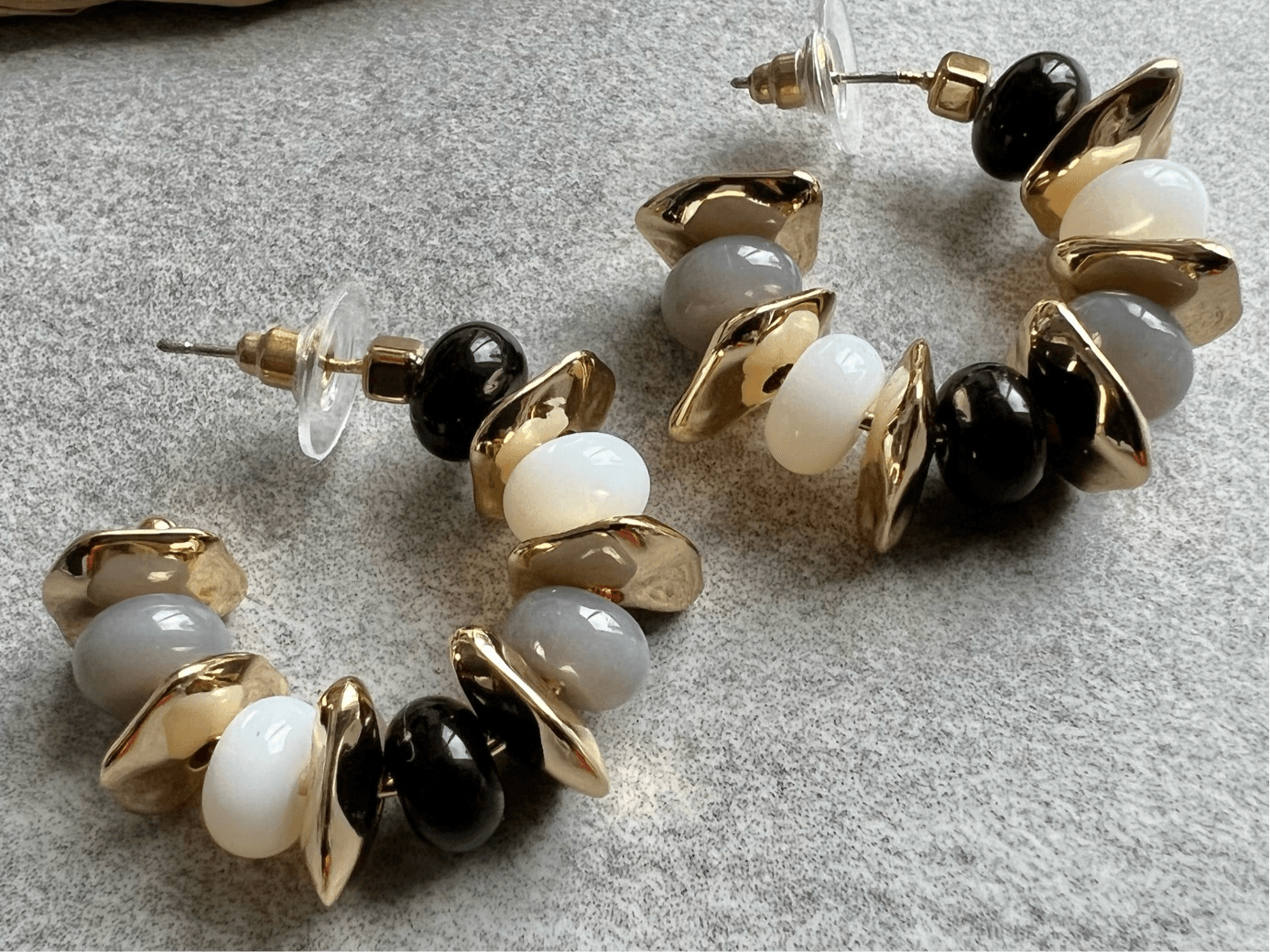 Boucles d’oreilles LOÏS créoles perles grises, blanches, noires et dorées - Créations Uniques