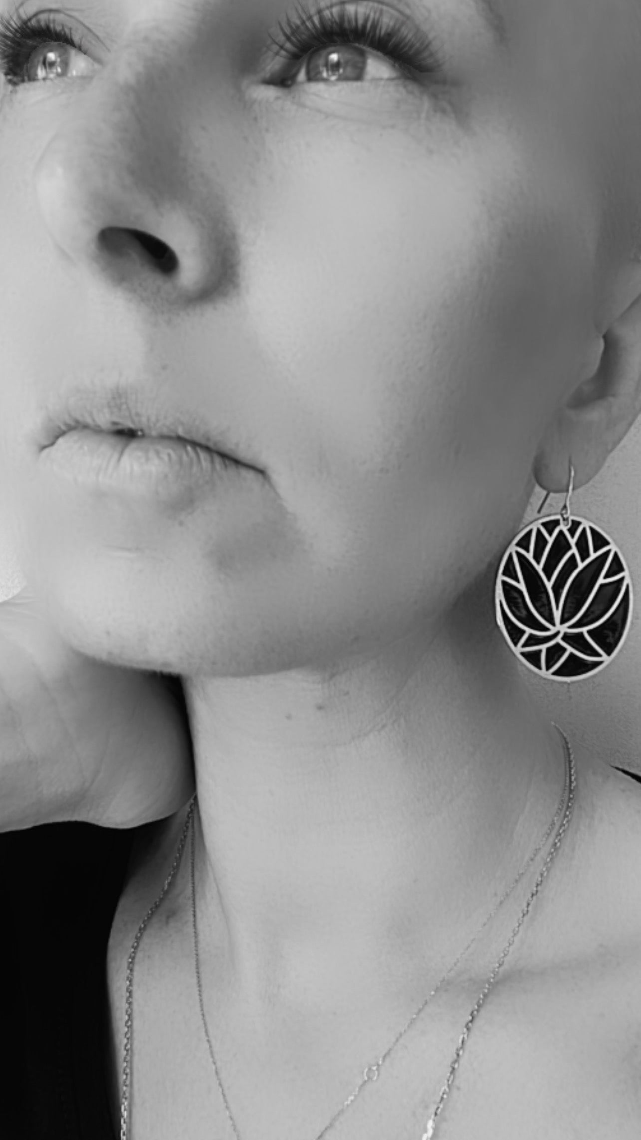 Boucles d’oreilles ALLYN lotus dorés fond noir - Créations Uniques - Créations Uniques