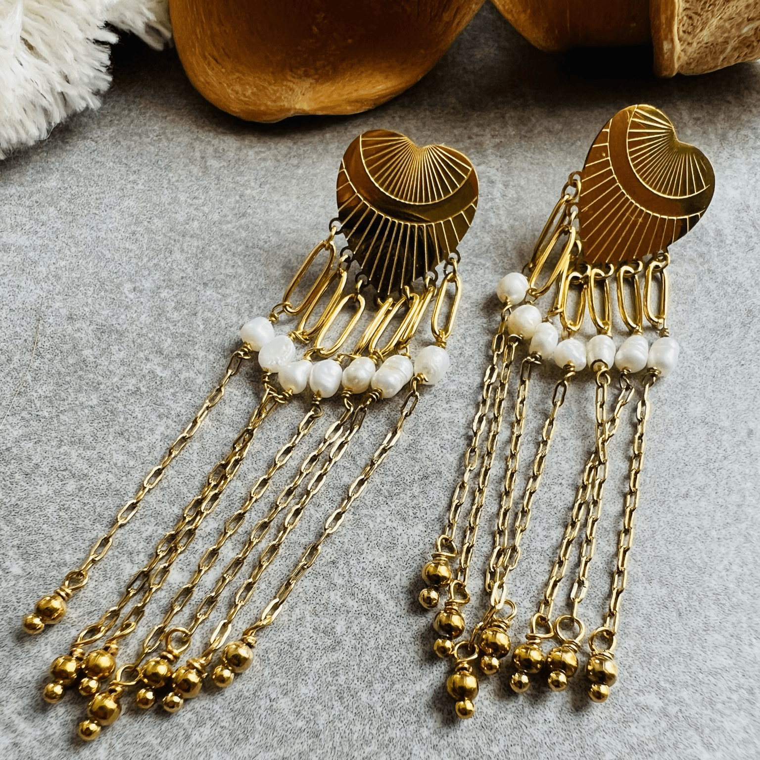 Boucles d’oreilles MADDIE style bohème, cœurs, perles blanches et chaînes dorées - Créations Uniques