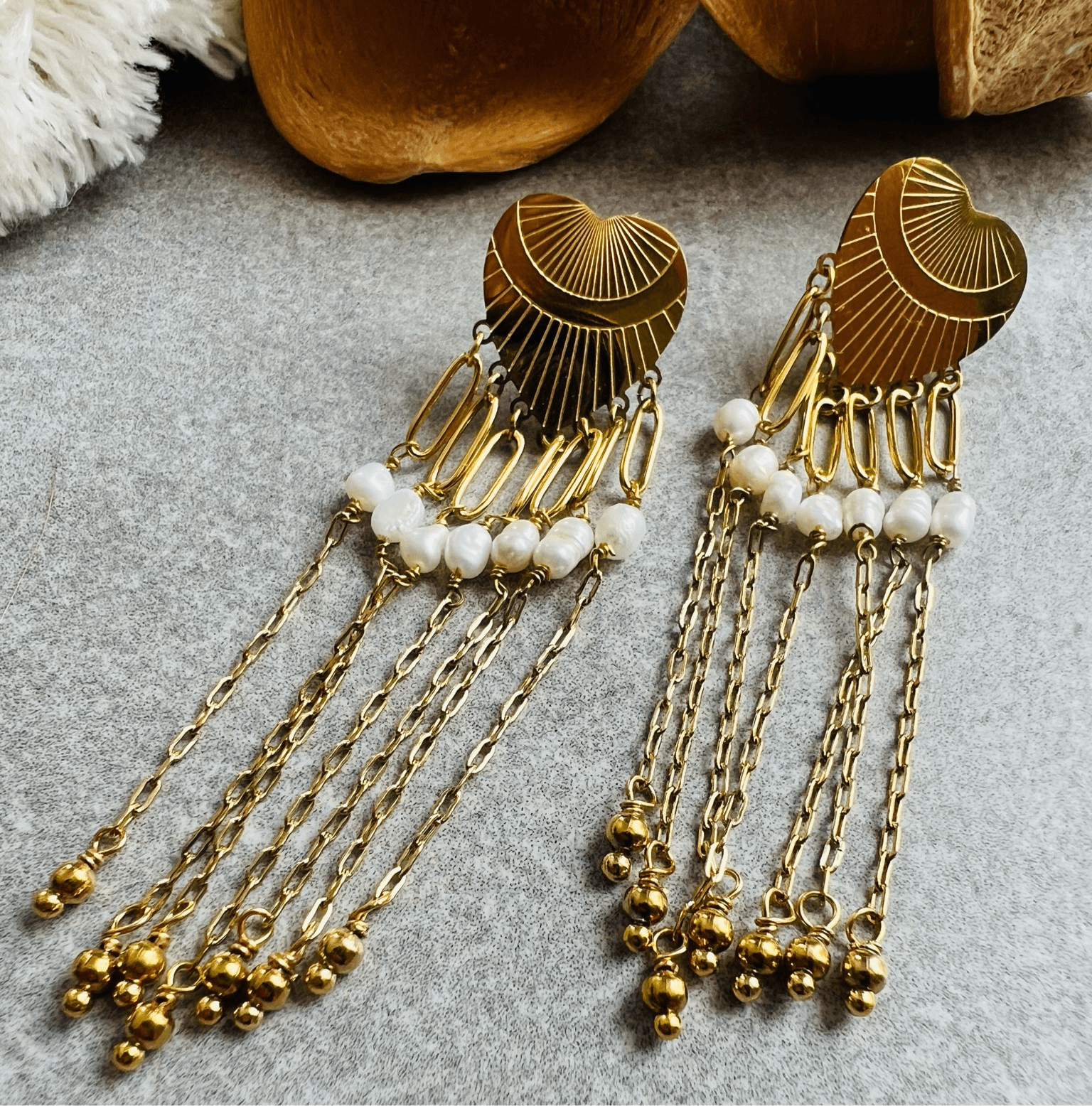 Boucles d’oreilles MADDIE style bohème, cœurs, perles blanches et chaînes dorées - Créations Uniques