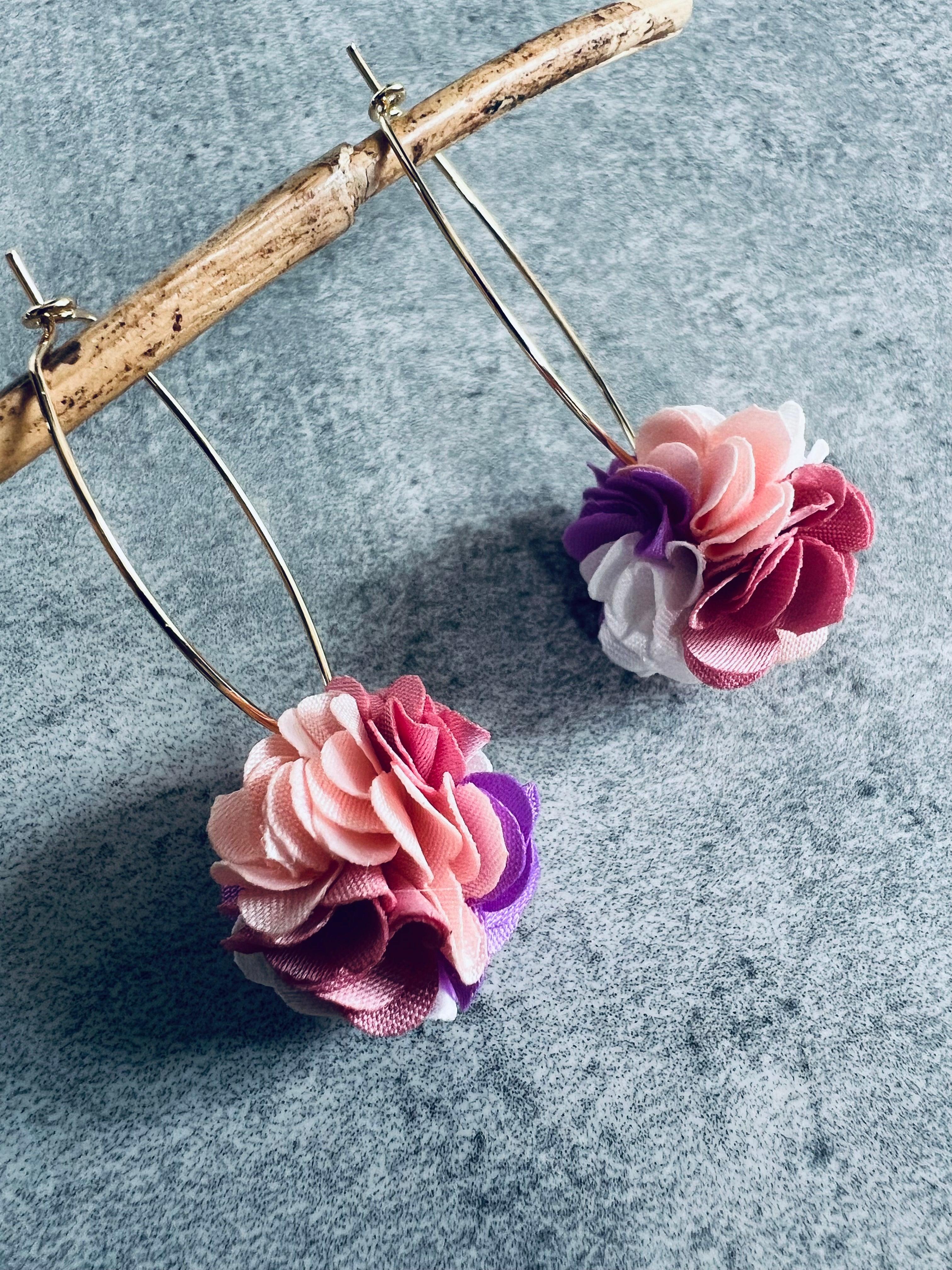 Boucles d’oreilles DENYSE pompons violet rose - Créations Uniques - Créations Uniques