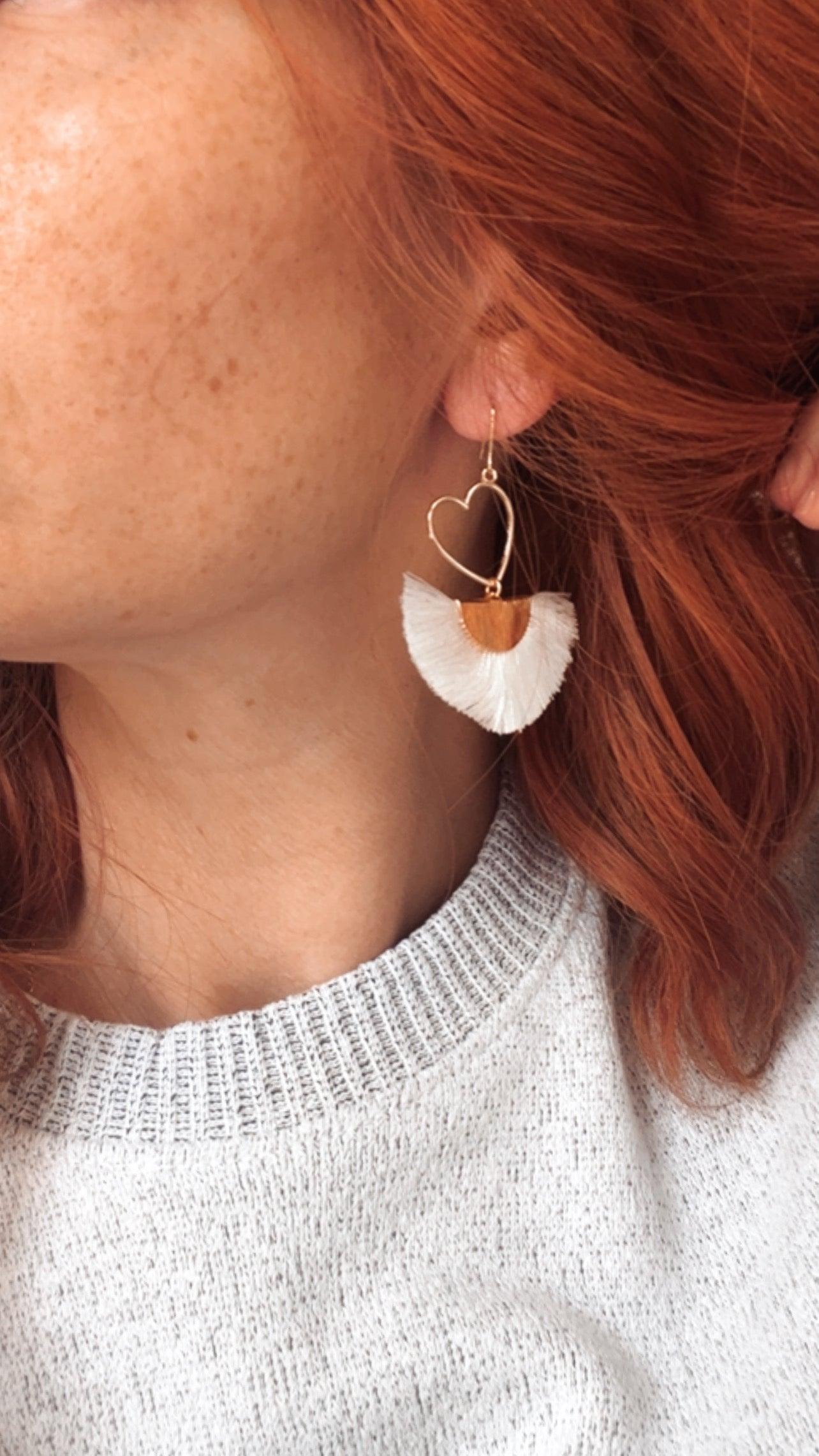 Boucles d’oreilles MARYLAUR cœurs dorés et éventail blancs - Créations Uniques - Créations Uniques