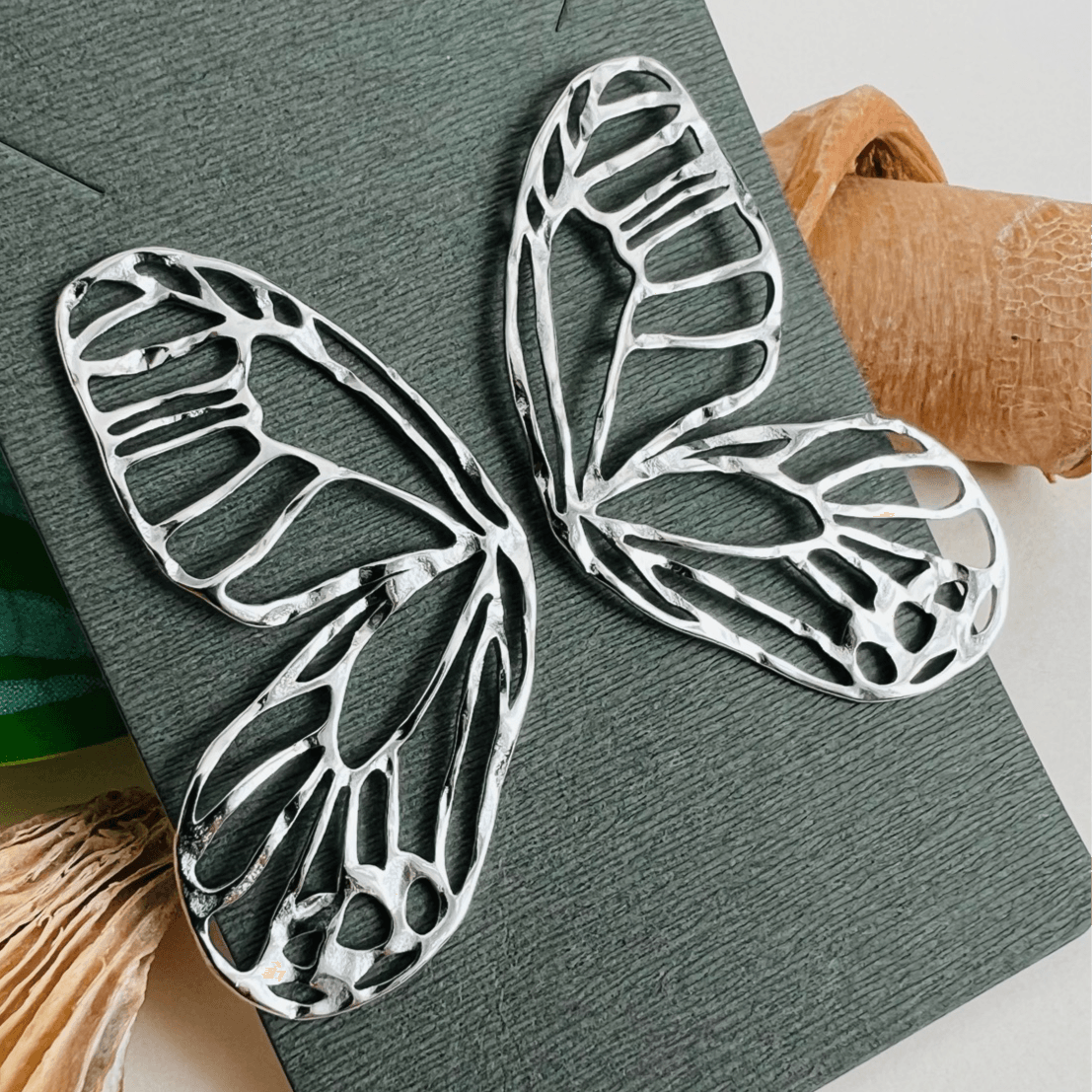 Boucles d’oreilles AMBRE ailes de papillons argentées - Créations Uniques