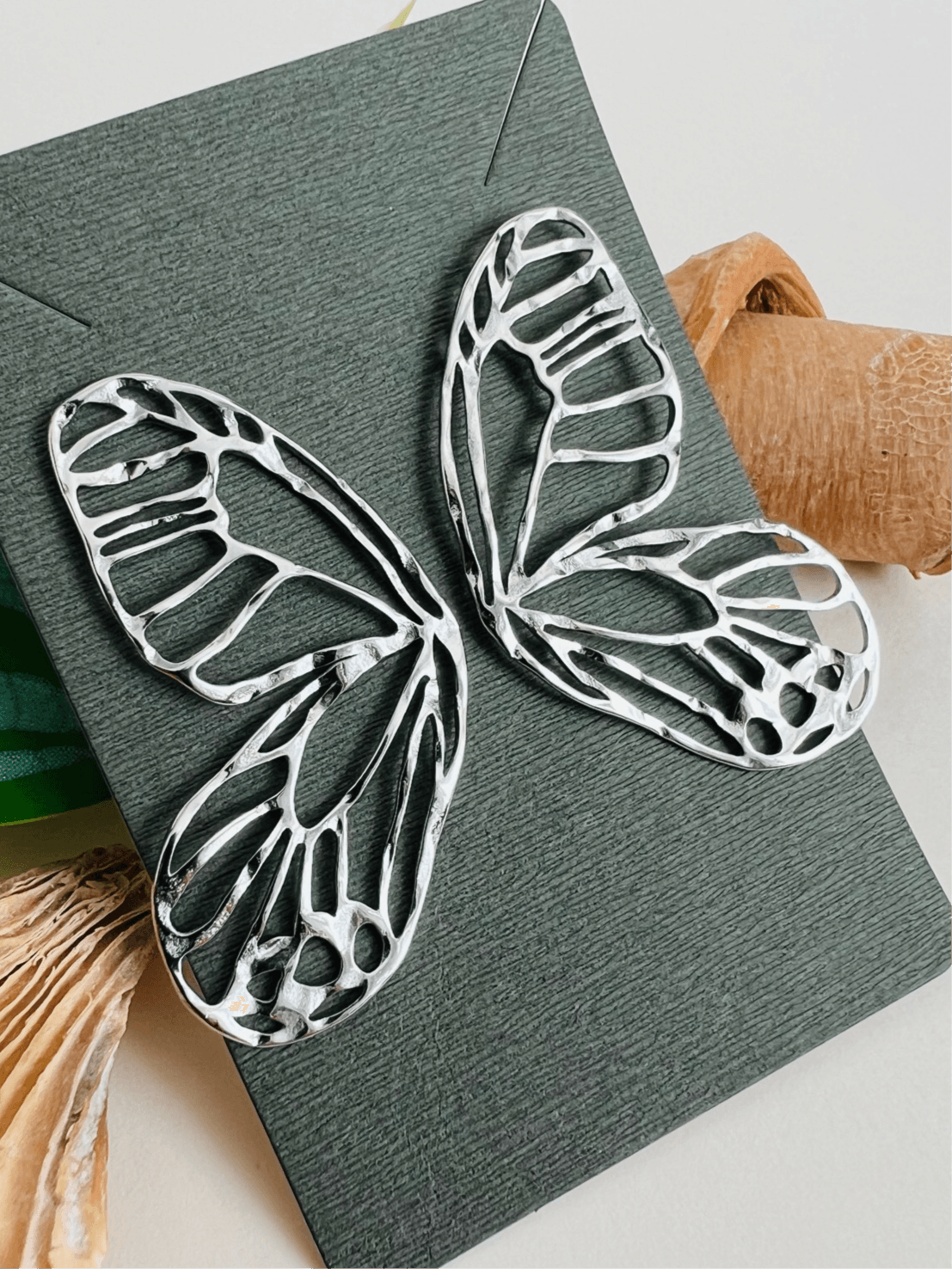 Boucles d’oreilles AMBRE ailes de papillons argentées - Créations Uniques