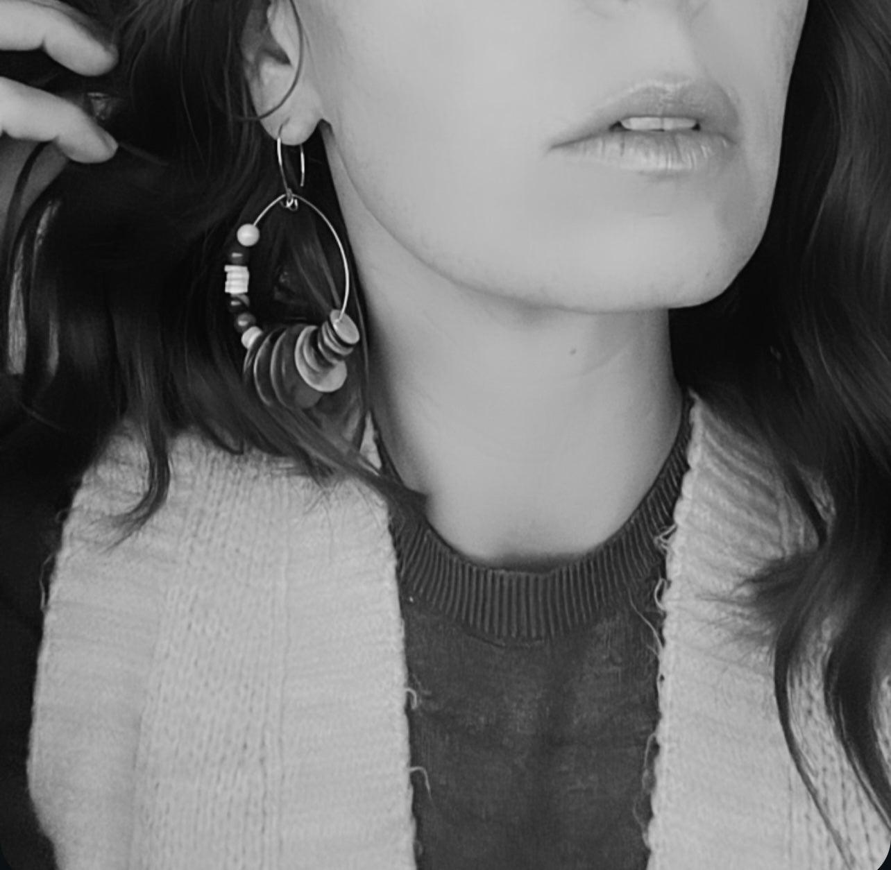 Boucles d’oreilles ARIANE boutons de nacre et perles, style bohème - Créations Uniques - Créations Uniques