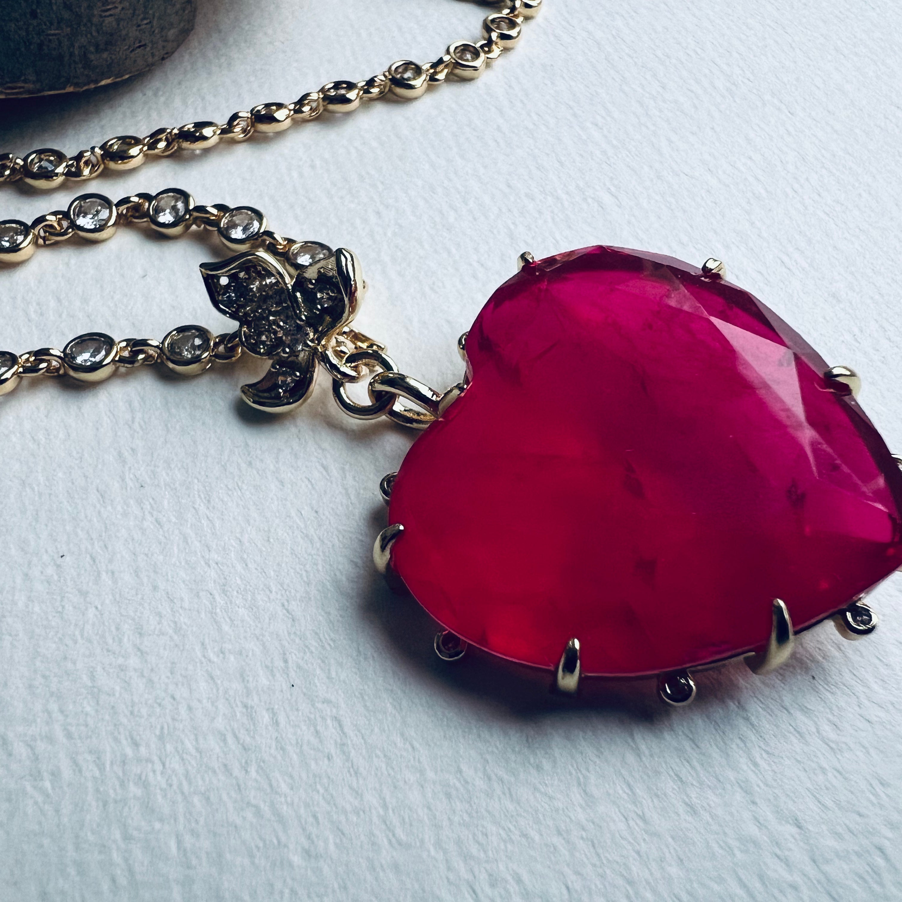 Collier TERRY sautoir pendentif cœur rose fuchsia chaîne dorée diamantée - Créations Uniques