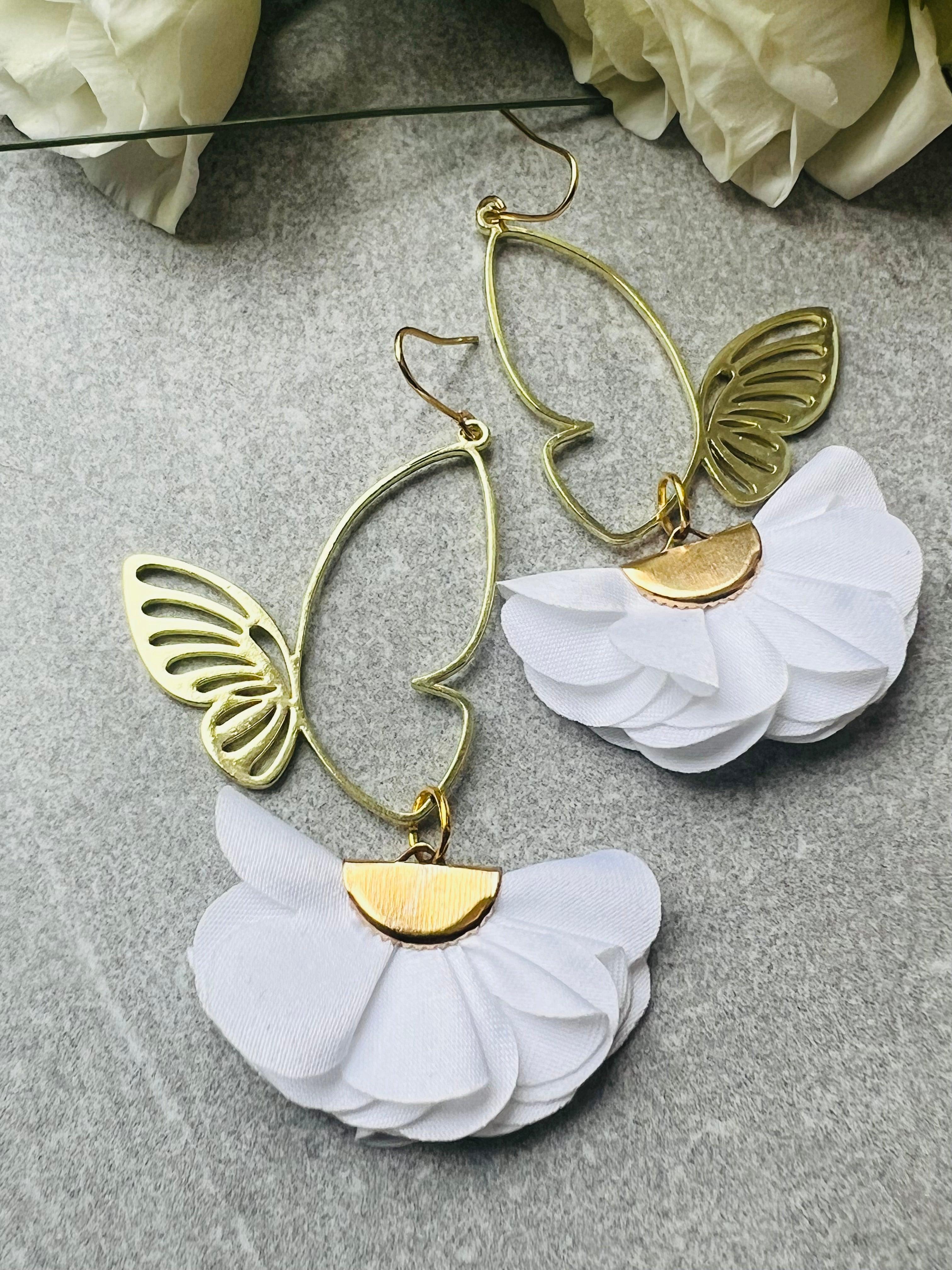 Boucles d’oreilles SUZETTE papillons dorés et pampilles tissu blanc - Créations Uniques - Créations Uniques