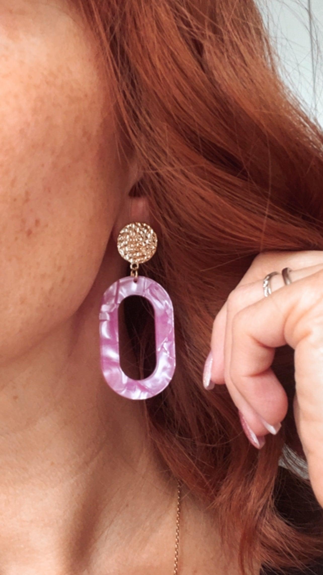 Boucles d’oreilles YOLANDE résine rose - Créations Uniques - Créations Uniques