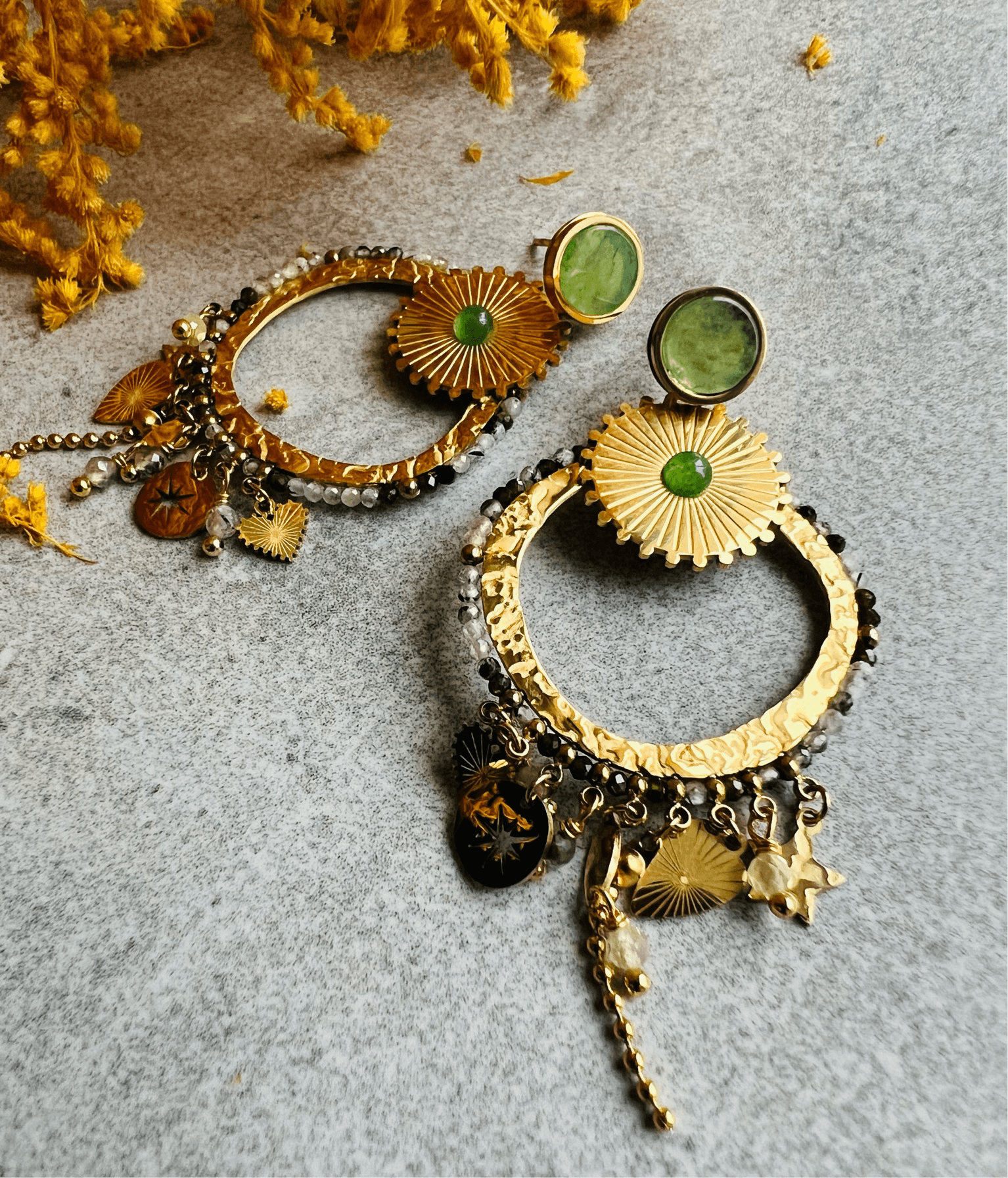 Boucles d’oreilles MARIE-AMELIE dorées, perles et multi pampilles clous verts. - Créations Uniques