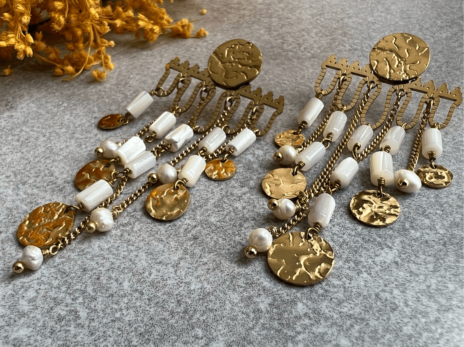 Boucles d’oreilles BEE perles blanches - Créations Uniques