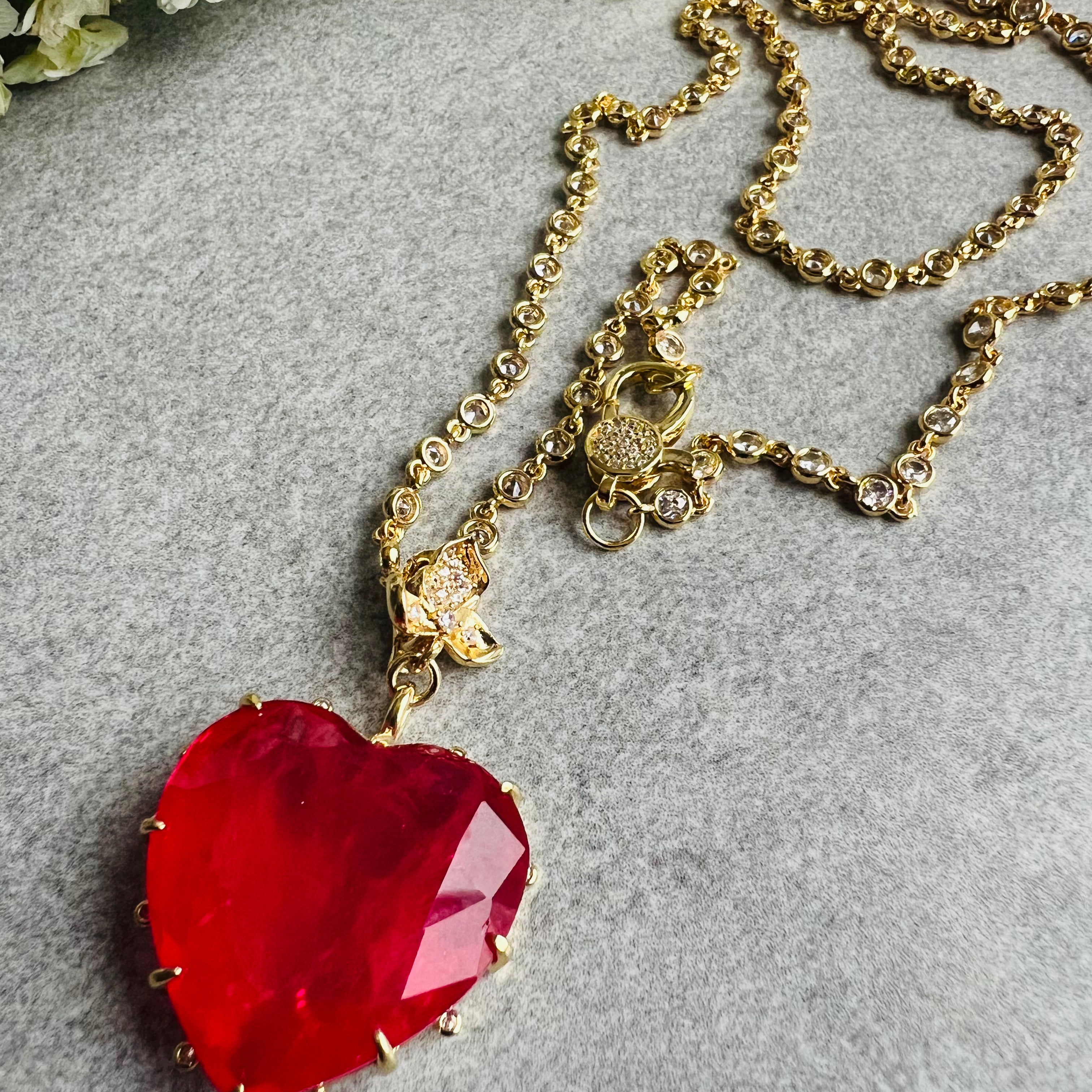 Collier TERRY sautoir pendentif cœur rose fuchsia chaîne dorée diamantée - Créations Uniques