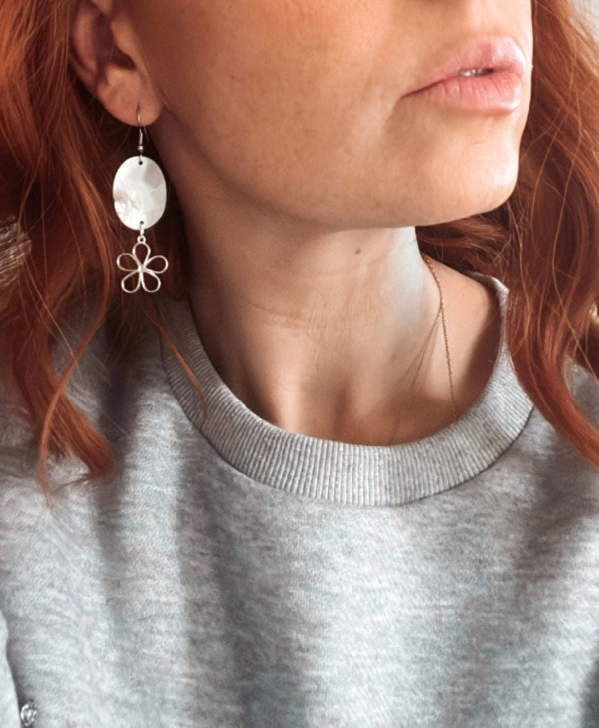 Boucles d’oreilles MARGUERITE fleurs argentées et nacre - Créations Uniques - Créations Uniques