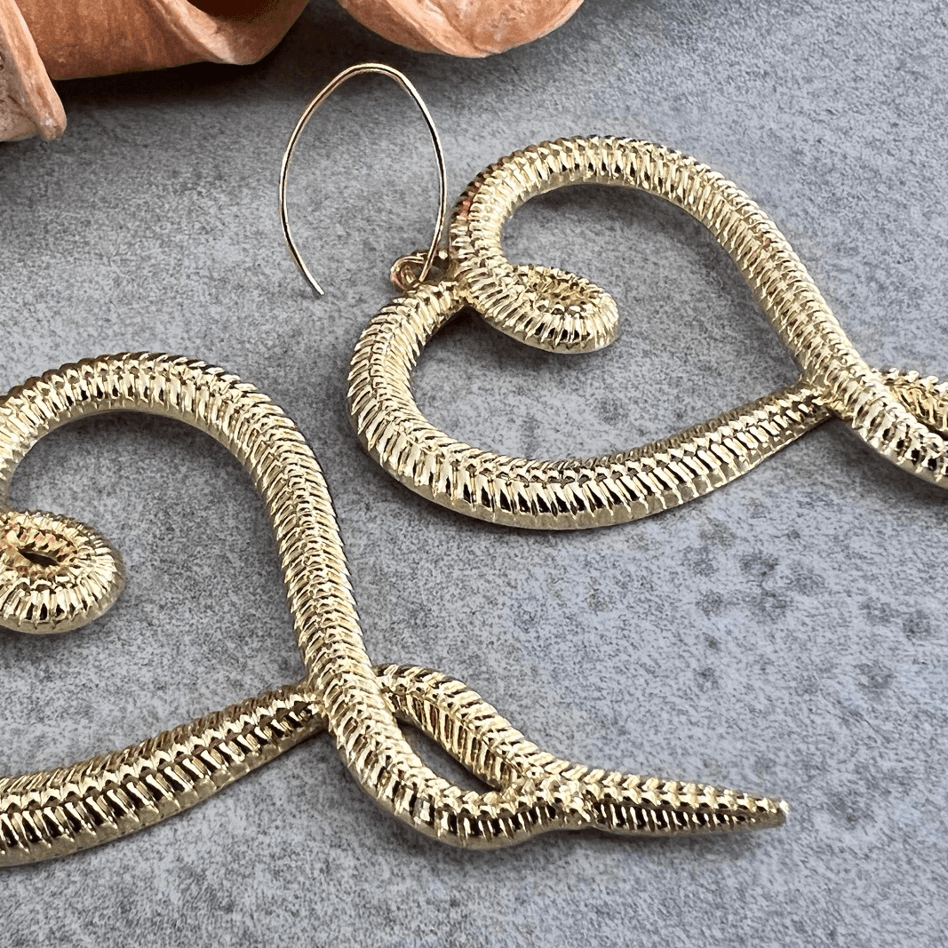 Boucles d’oreilles LILIANE grands cœurs dorés façon serpent - Créations Uniques